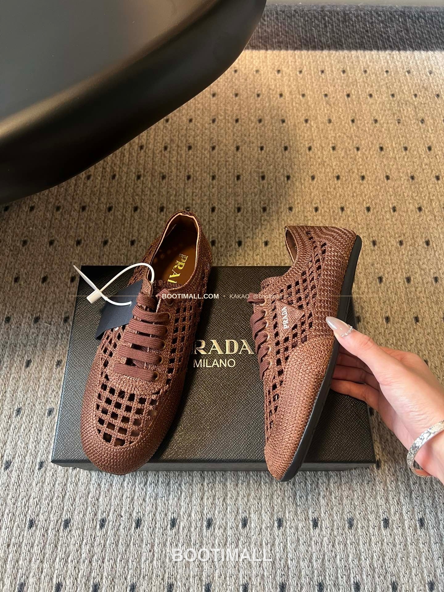 프라다 2026SS 메쉬 자수 레이스업 로우탑 스니커즈 Prada 2026 SS Mesh Embroidered Lace-Up Low Top Black Sneakers 4