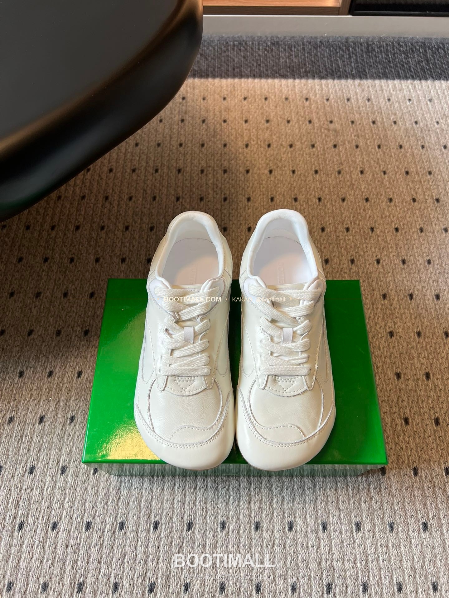 보테가베네타 2026SS 소가죽 레이스업 독일군 로우탑 스니커즈 Bottega Veneta 2026 SS Cow Leather Lace-Up German Trainer Low Top Ivory Sneakers 1