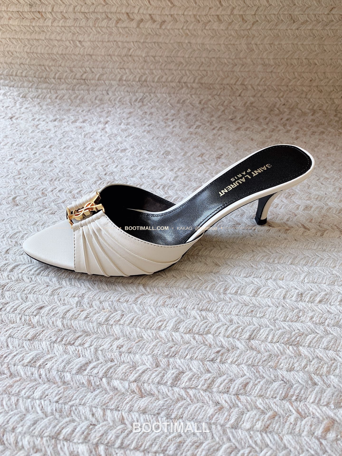 생로랑 2026 레더 YSL 메탈 플리츠 스트랩 화이트 샌들 Saint Laurent 2026 Leather YSL Metal Pleated Strap White Sandals 1