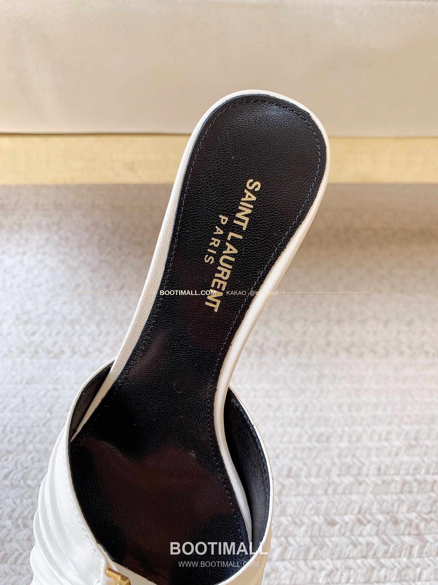 생로랑 2026 레더 YSL 메탈 플리츠 스트랩 화이트 샌들 Saint Laurent 2026 Leather YSL Metal Pleated Strap White Sandals 6