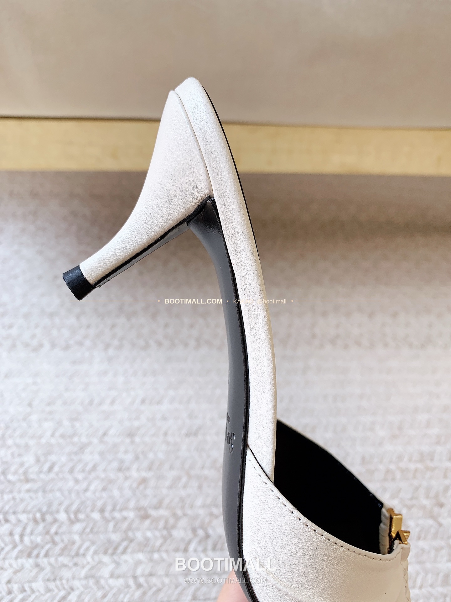 생로랑 2026 레더 YSL 메탈 플리츠 스트랩 화이트 샌들 Saint Laurent 2026 Leather YSL Metal Pleated Strap White Sandals 7