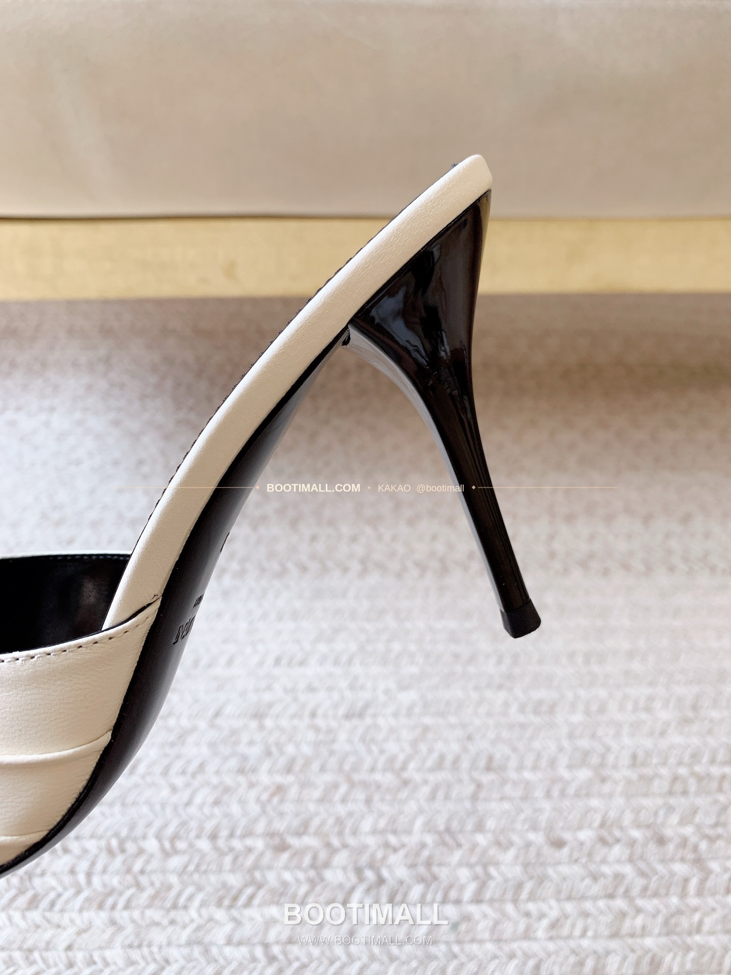 생로랑 2026 레더 YSL 메탈 플리츠 스트랩 화이트 하이힐 샌들 Saint Laurent 2026 Leather YSL Metal Pleated Strap White High Heel Sandals 6