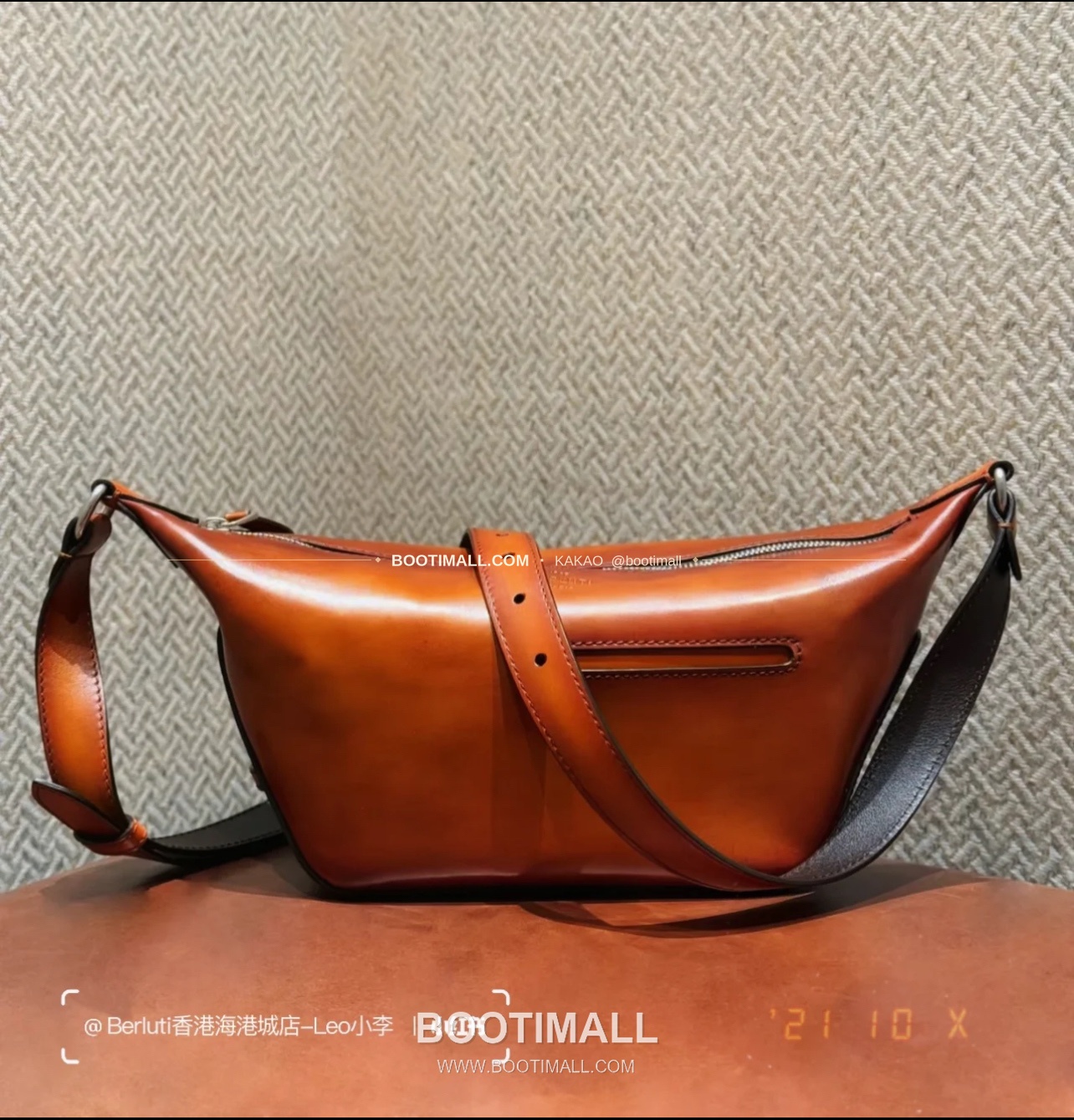 벨루티 파티나 카프스킨 수공 컬러링 오렌지 미니 숄더백 Berluti Patina Calfskin Hand Colored Orange Mini Shoulder Bag 29cm 1