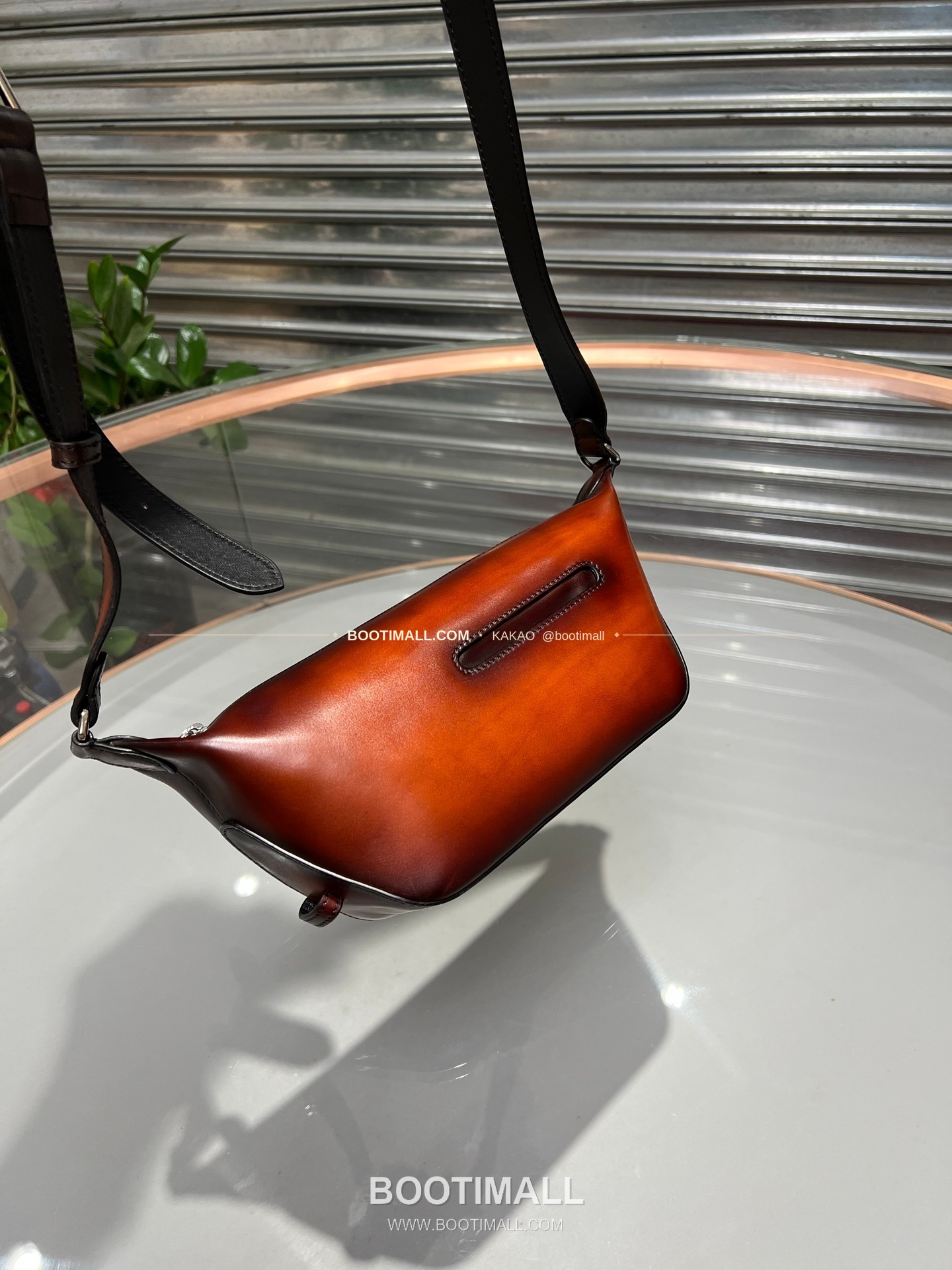 벨루티 파티나 카프스킨 수공 컬러링 오렌지 미니 숄더백 Berluti Patina Calfskin Hand Colored Orange Mini Shoulder Bag 29cm 4