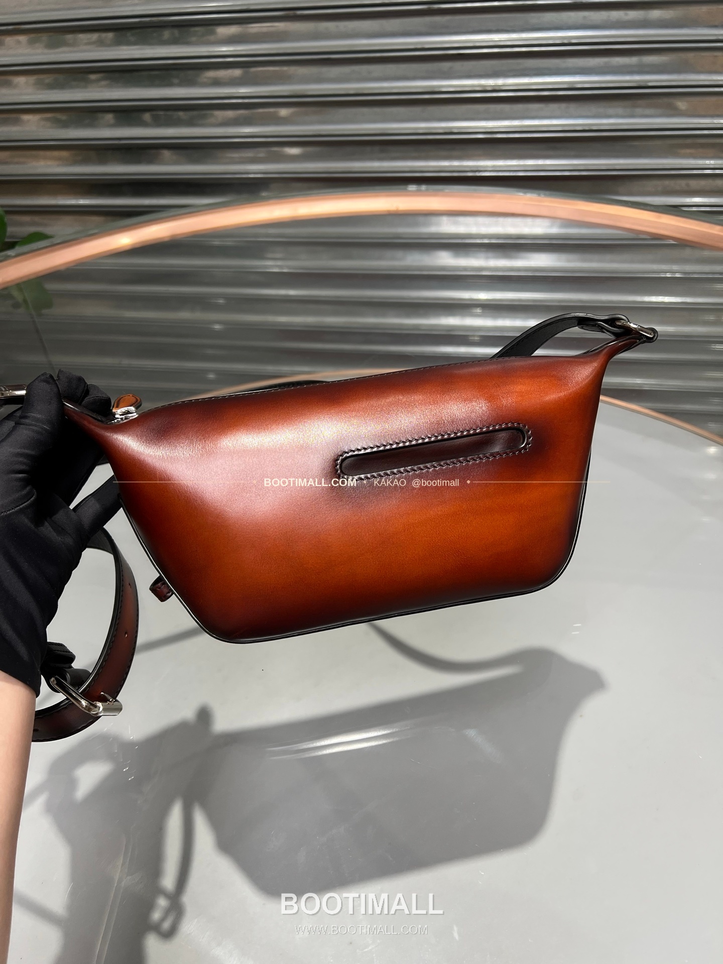 벨루티 파티나 카프스킨 수공 컬러링 오렌지 미니 숄더백 Berluti Patina Calfskin Hand Colored Orange Mini Shoulder Bag 29cm 5