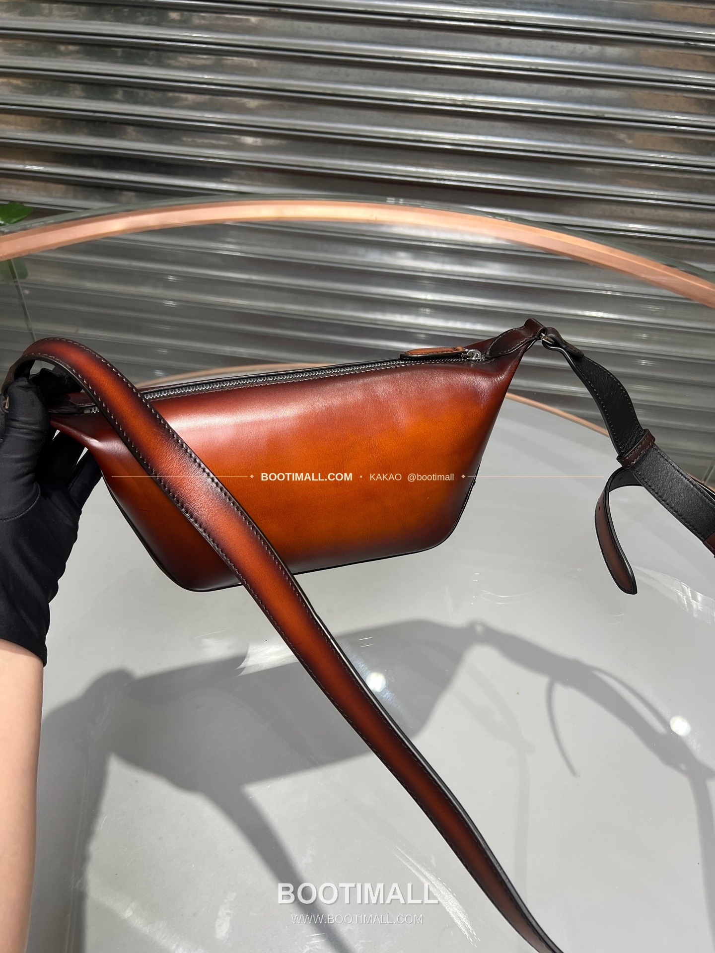 벨루티 파티나 카프스킨 수공 컬러링 오렌지 미니 숄더백 Berluti Patina Calfskin Hand Colored Orange Mini Shoulder Bag 29cm 6