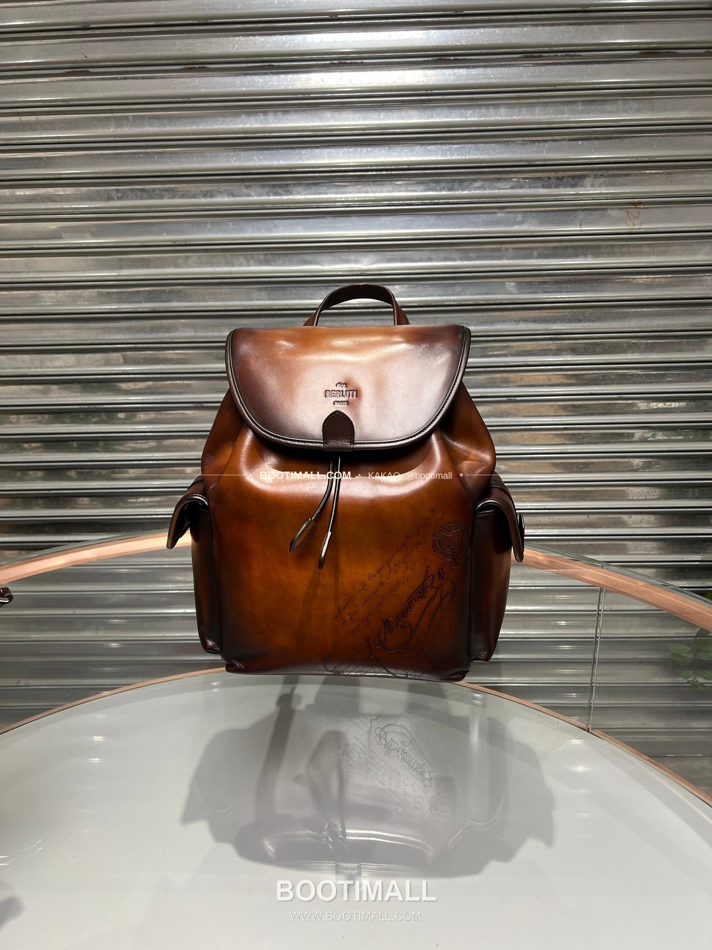 벨루티 파티나 카프스킨 수공 컬러링 플랩 백팩 Berluti Patina Calfskin Hand Colored Flap Backpack 35cm 1