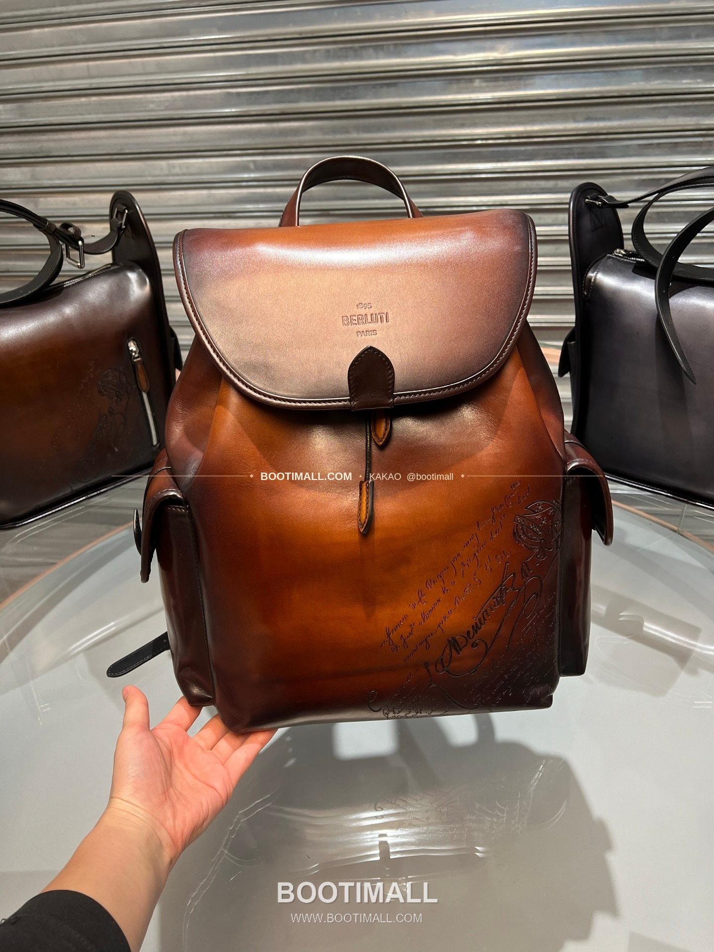 벨루티 파티나 카프스킨 수공 컬러링 플랩 백팩 Berluti Patina Calfskin Hand Colored Flap Backpack 35cm 2