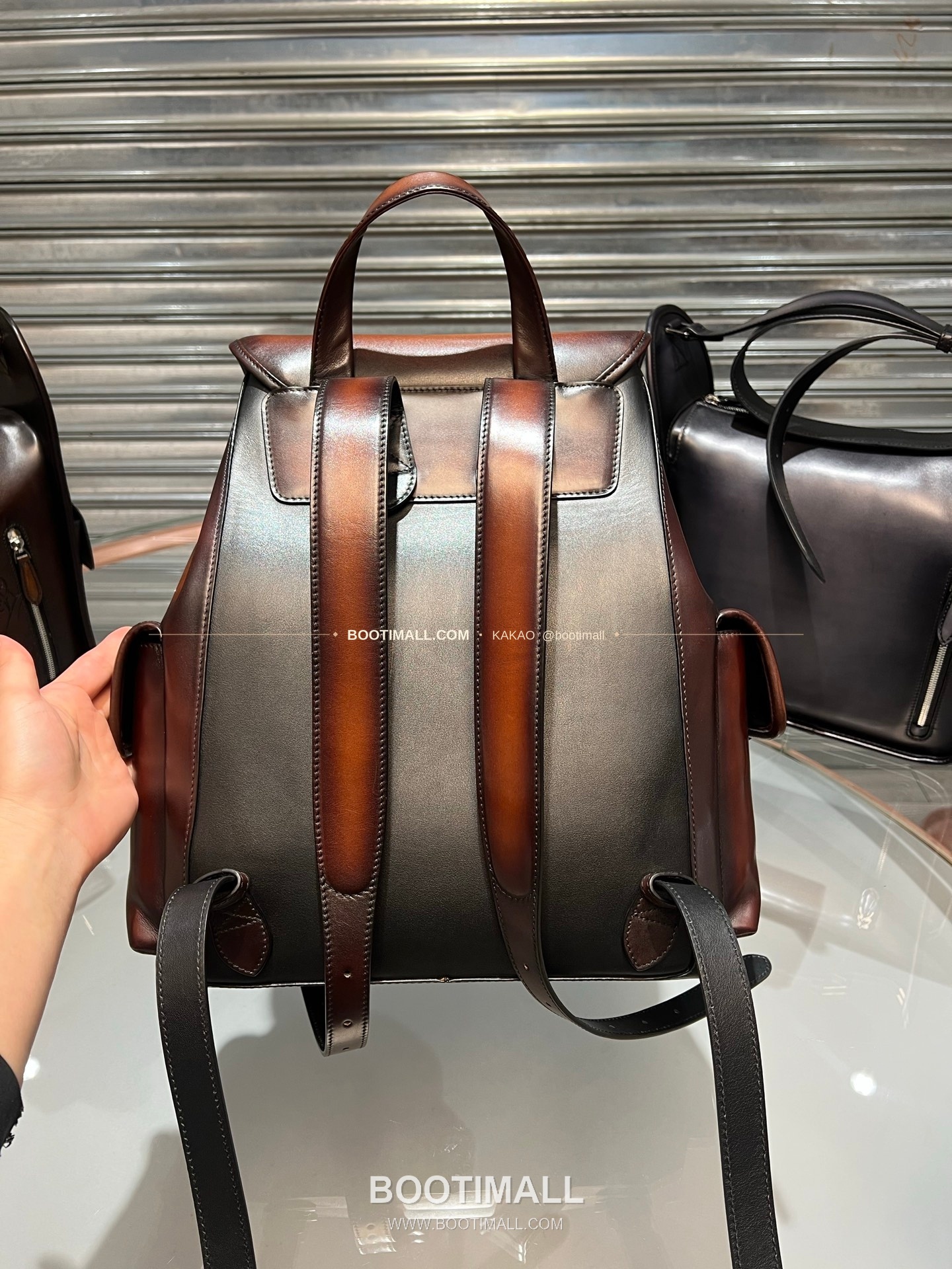 벨루티 파티나 카프스킨 수공 컬러링 플랩 백팩 Berluti Patina Calfskin Hand Colored Flap Backpack 35cm 3