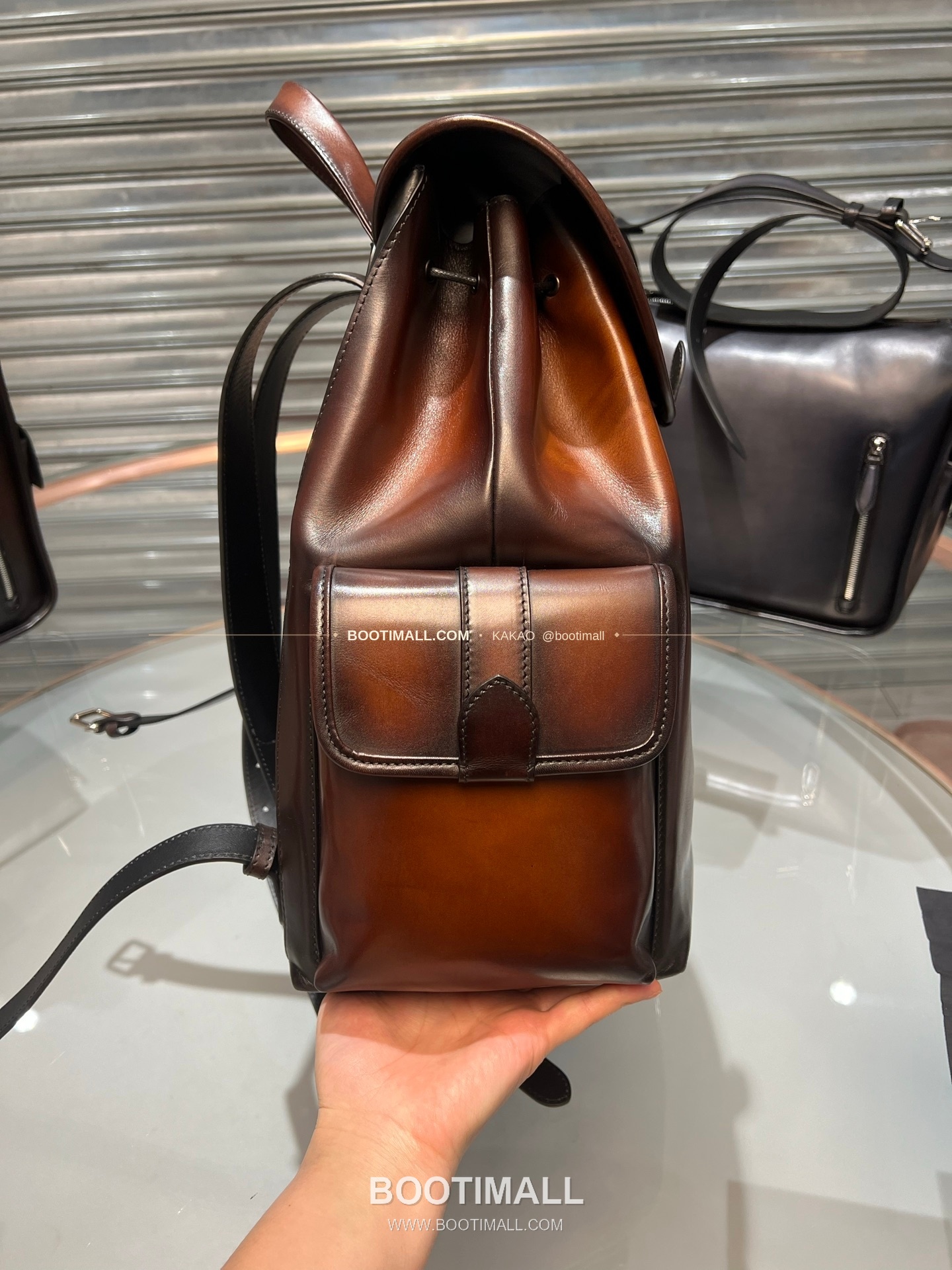 벨루티 파티나 카프스킨 수공 컬러링 플랩 백팩 Berluti Patina Calfskin Hand Colored Flap Backpack 35cm 4