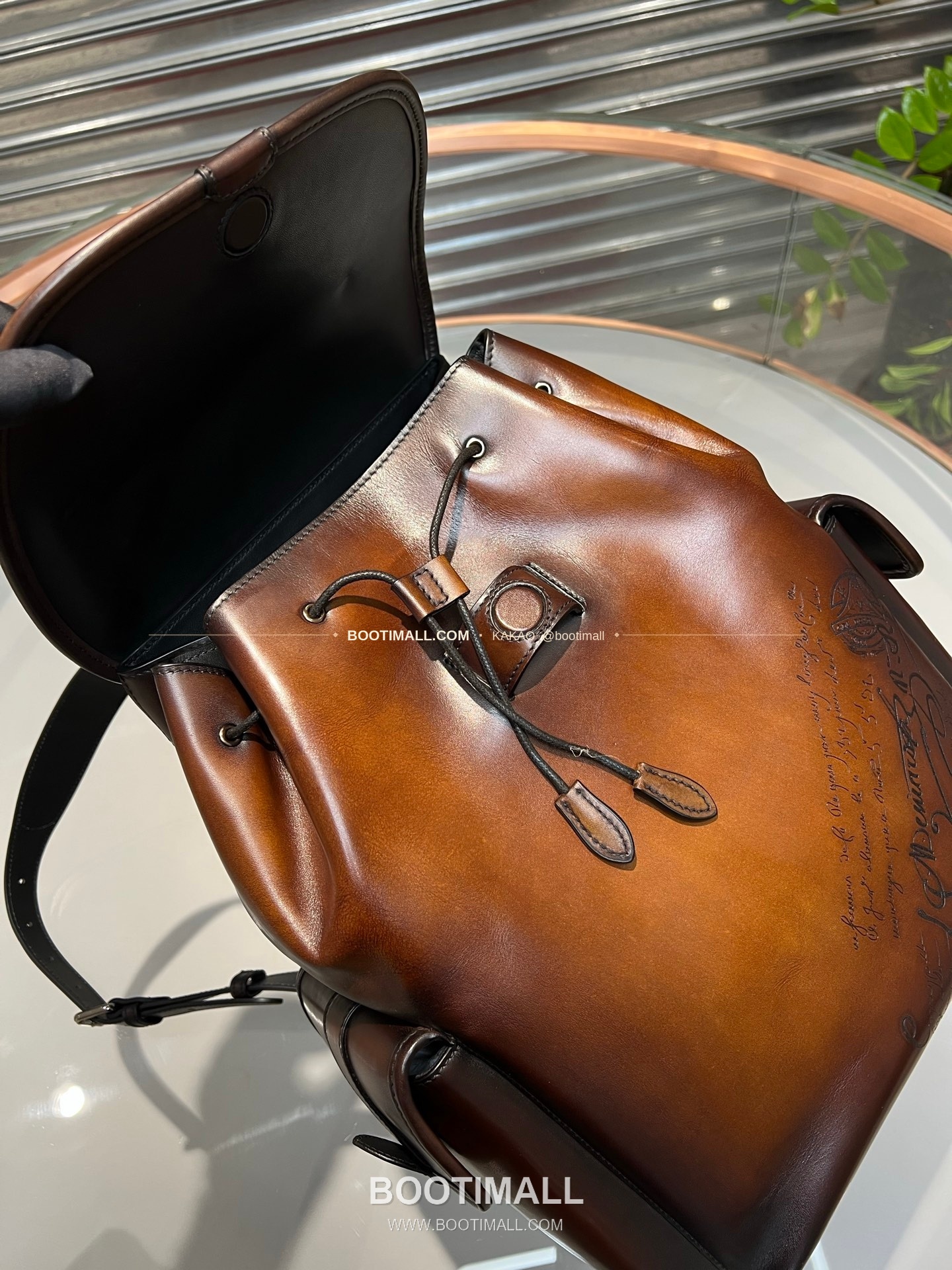 벨루티 파티나 카프스킨 수공 컬러링 플랩 백팩 Berluti Patina Calfskin Hand Colored Flap Backpack 35cm 8