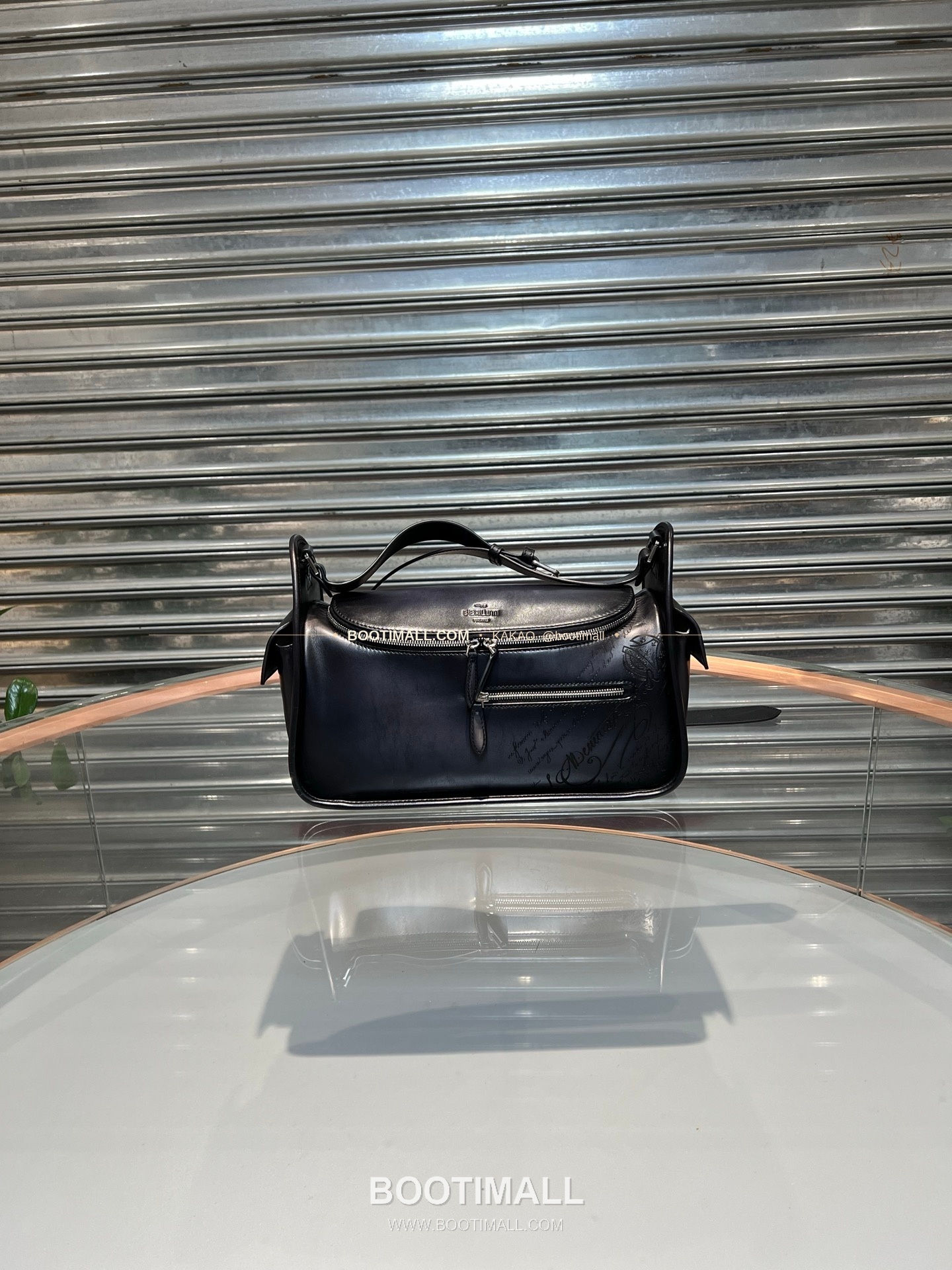 벨루티 파티나 카프스킨 수공 컬러링 스몰 크로스백 Berluti Patina Calfskin Hand Colored Small Crossbody Bag 37cm 1