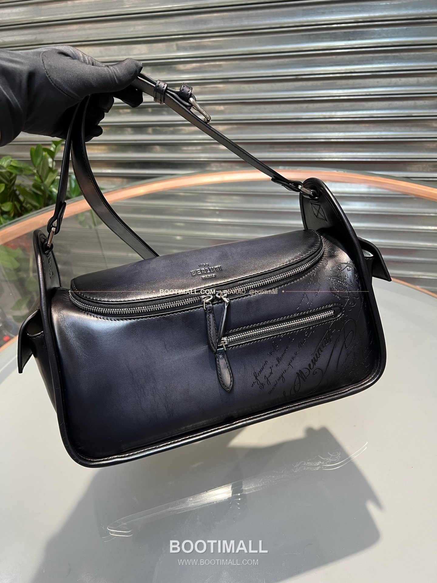 벨루티 파티나 카프스킨 수공 컬러링 스몰 크로스백 Berluti Patina Calfskin Hand Colored Small Crossbody Bag 37cm 3