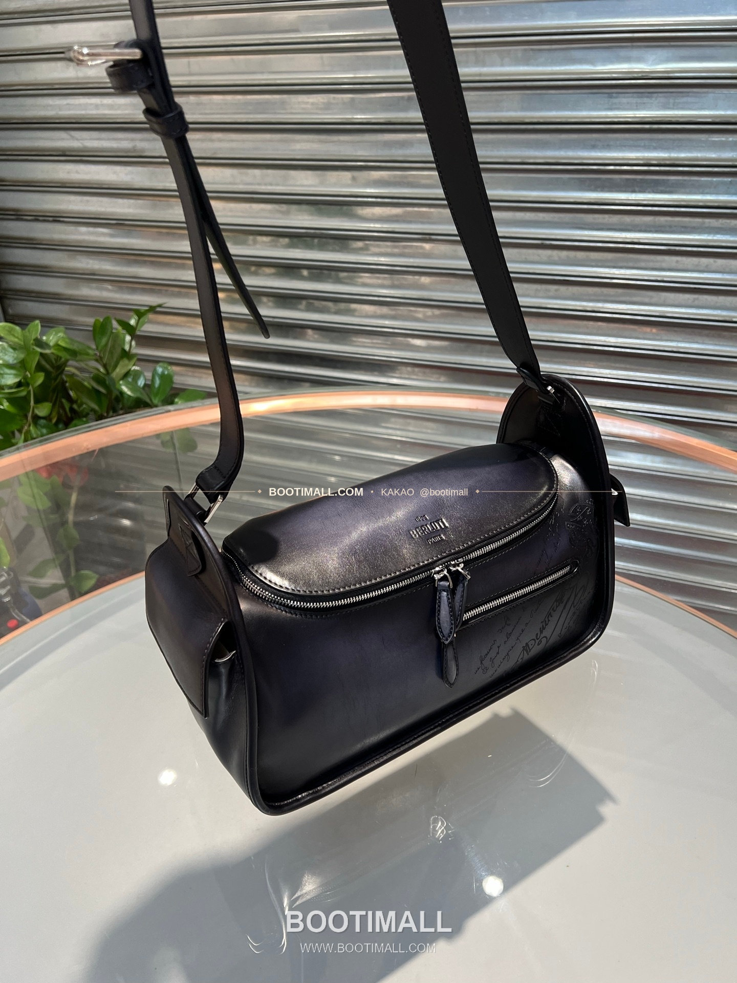 벨루티 파티나 카프스킨 수공 컬러링 스몰 크로스백 Berluti Patina Calfskin Hand Colored Small Crossbody Bag 37cm 4