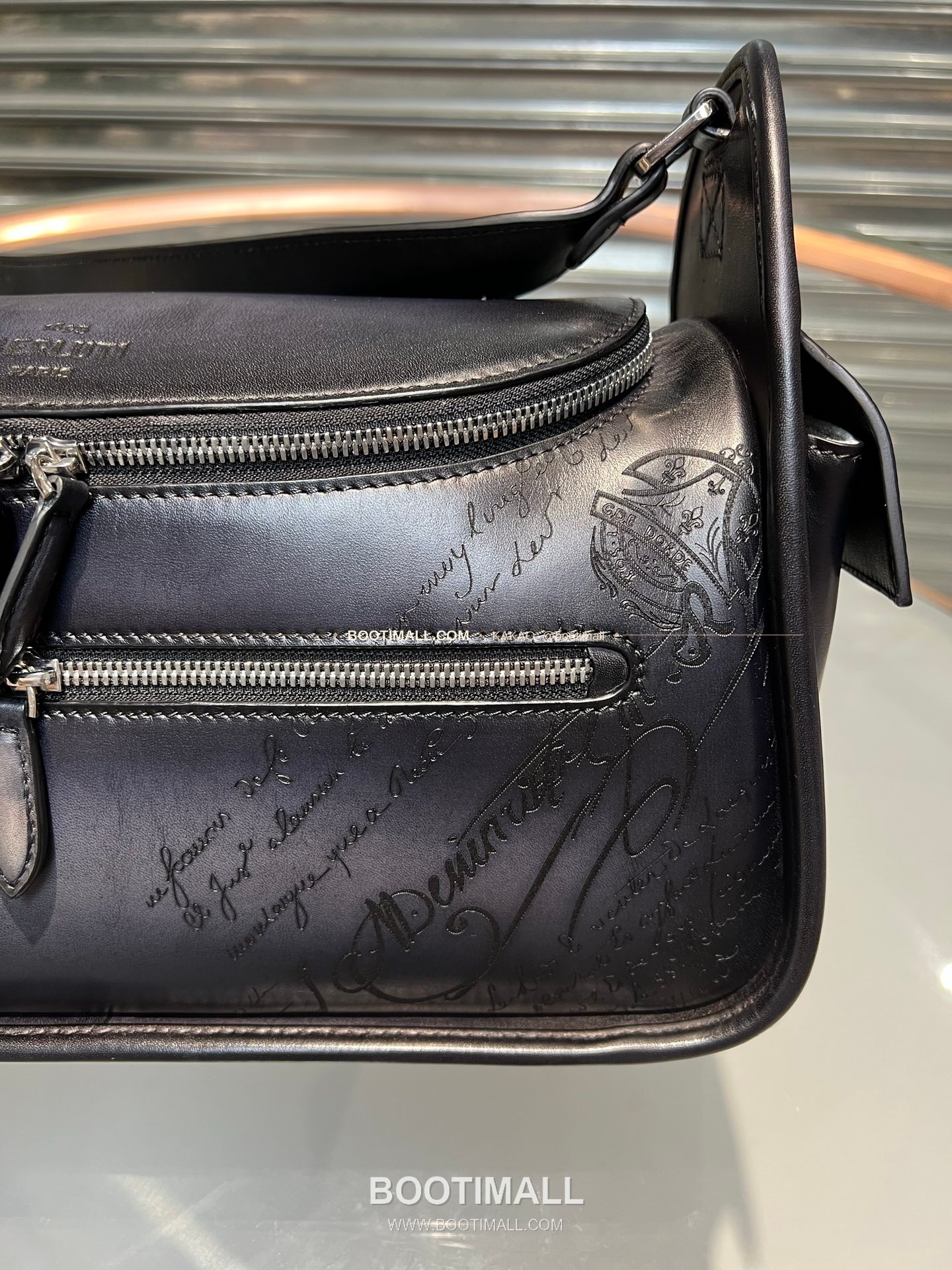 벨루티 파티나 카프스킨 수공 컬러링 스몰 크로스백 Berluti Patina Calfskin Hand Colored Small Crossbody Bag 37cm 5