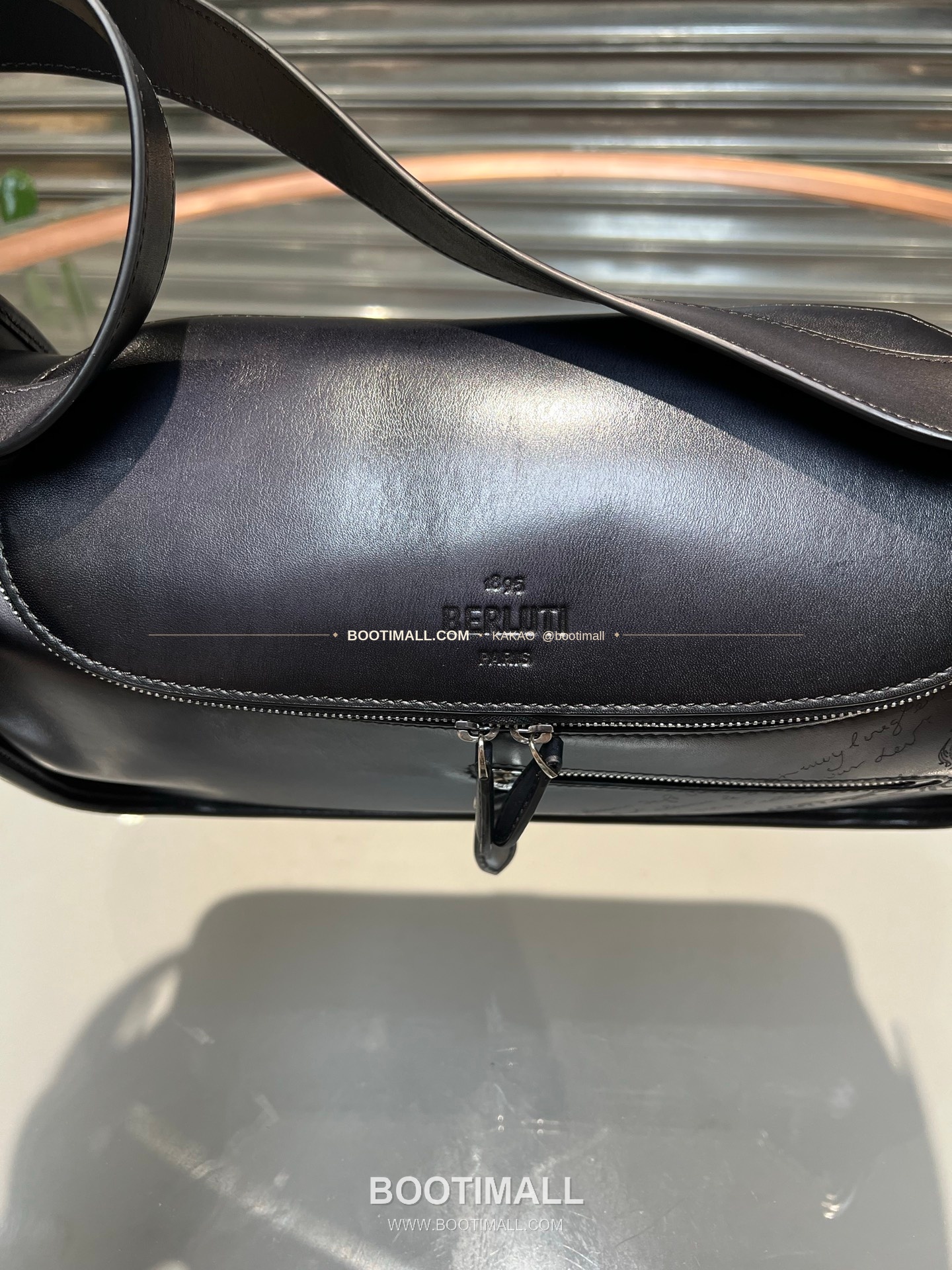 벨루티 파티나 카프스킨 수공 컬러링 스몰 크로스백 Berluti Patina Calfskin Hand Colored Small Crossbody Bag 37cm 7