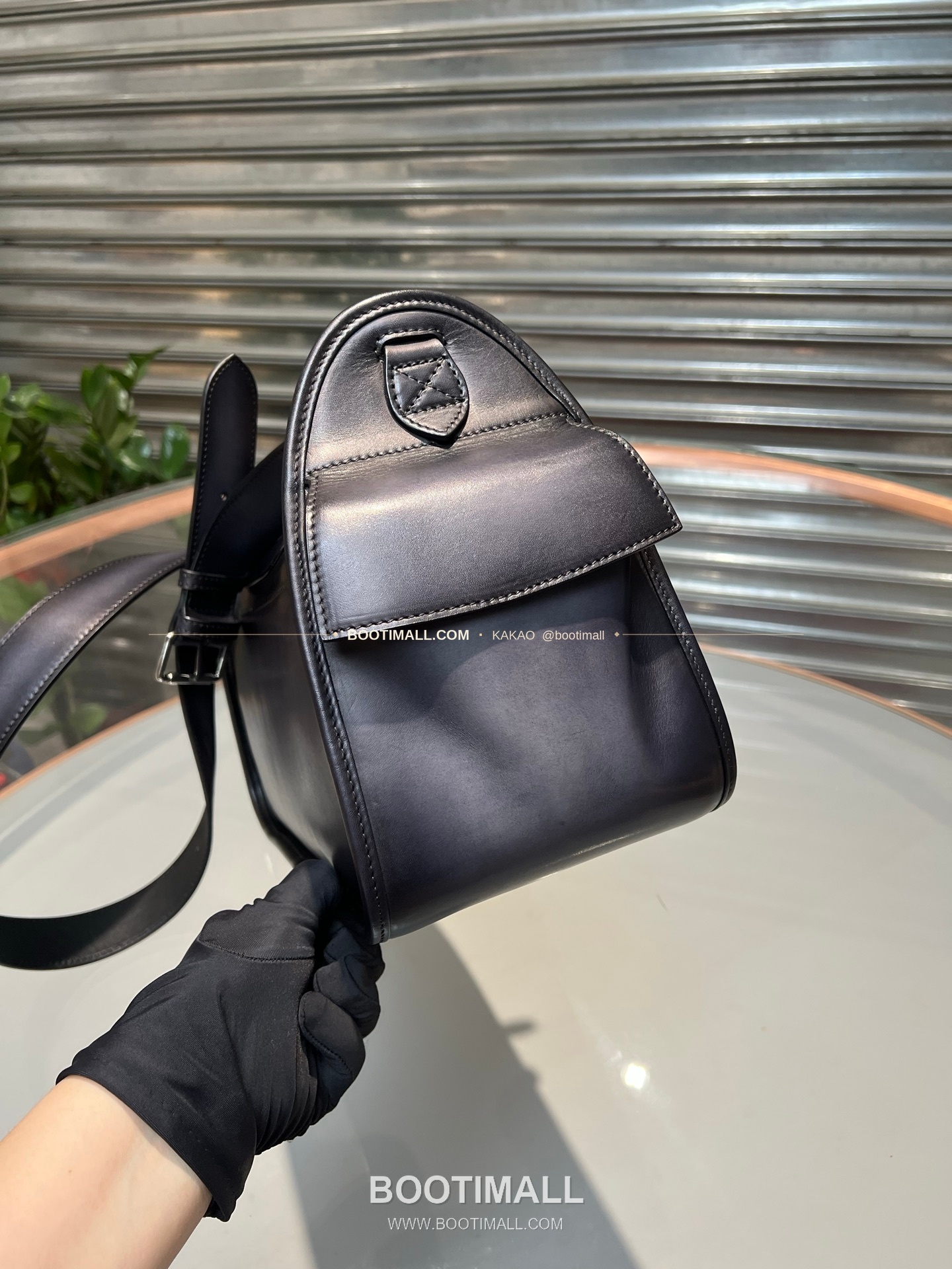 벨루티 파티나 카프스킨 수공 컬러링 스몰 크로스백 Berluti Patina Calfskin Hand Colored Small Crossbody Bag 37cm 8