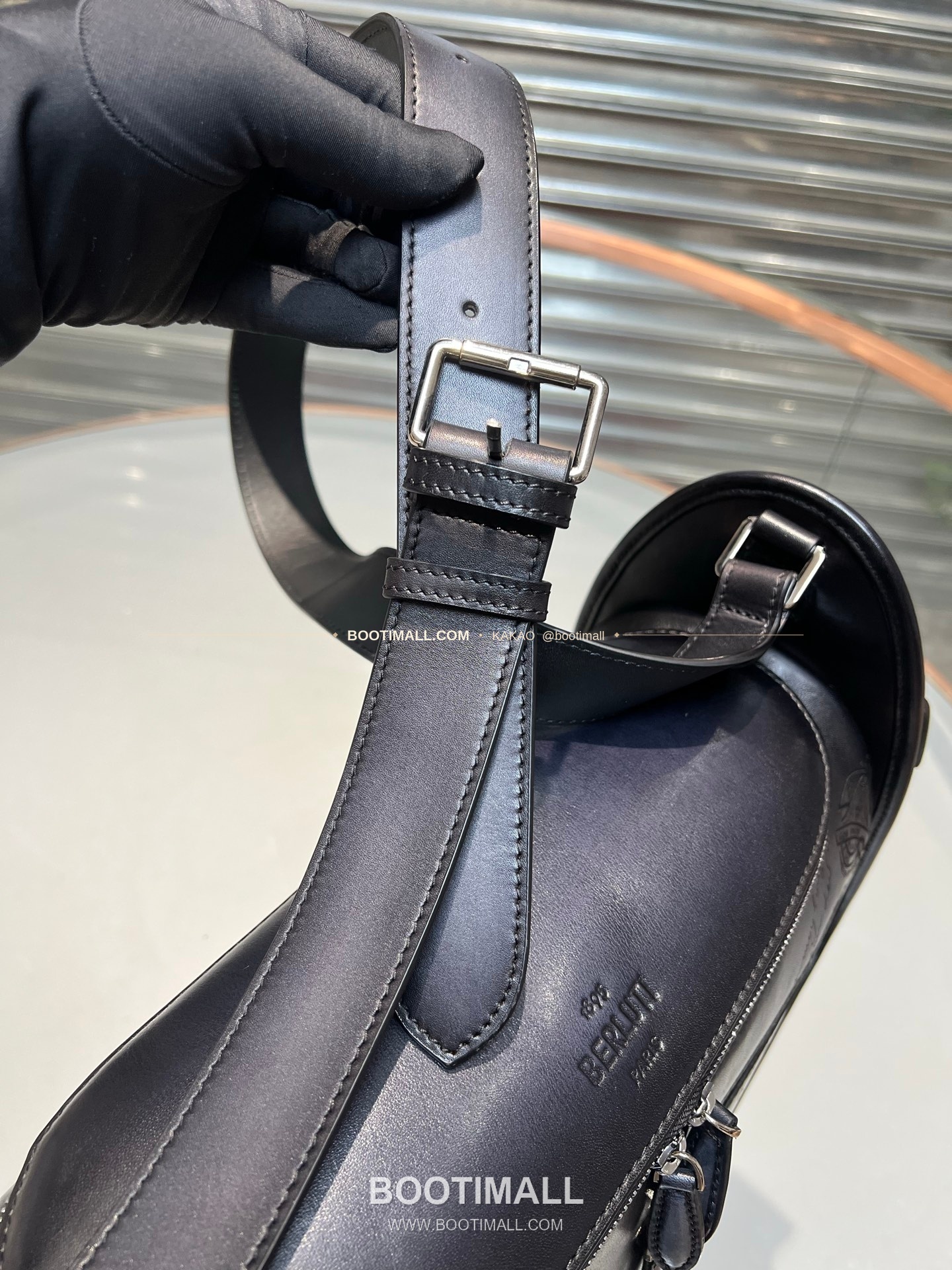 벨루티 파티나 카프스킨 수공 컬러링 스몰 크로스백 Berluti Patina Calfskin Hand Colored Small Crossbody Bag 37cm 10