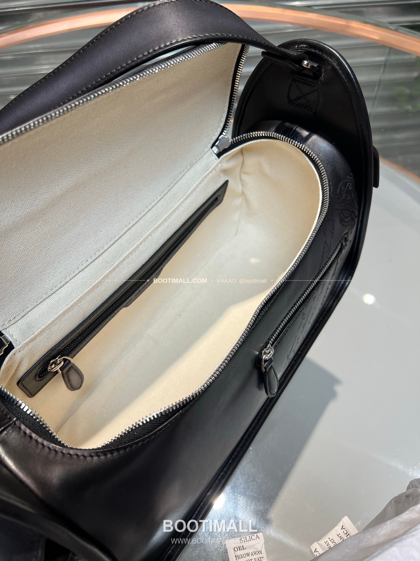 벨루티 파티나 카프스킨 수공 컬러링 스몰 크로스백 Berluti Patina Calfskin Hand Colored Small Crossbody Bag 37cm 11