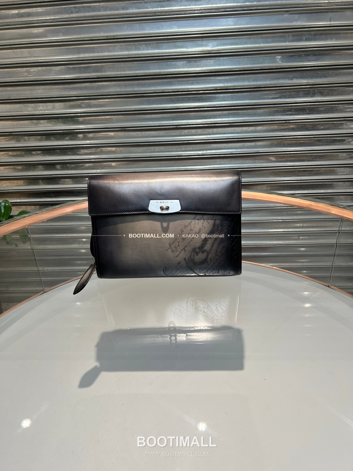 벨루티 파티나 카프스킨 수공 컬러링 스퀘어 크로스백 Berluti Patina Calfskin Hand Colored Square Crossbody Bag 30cm 1