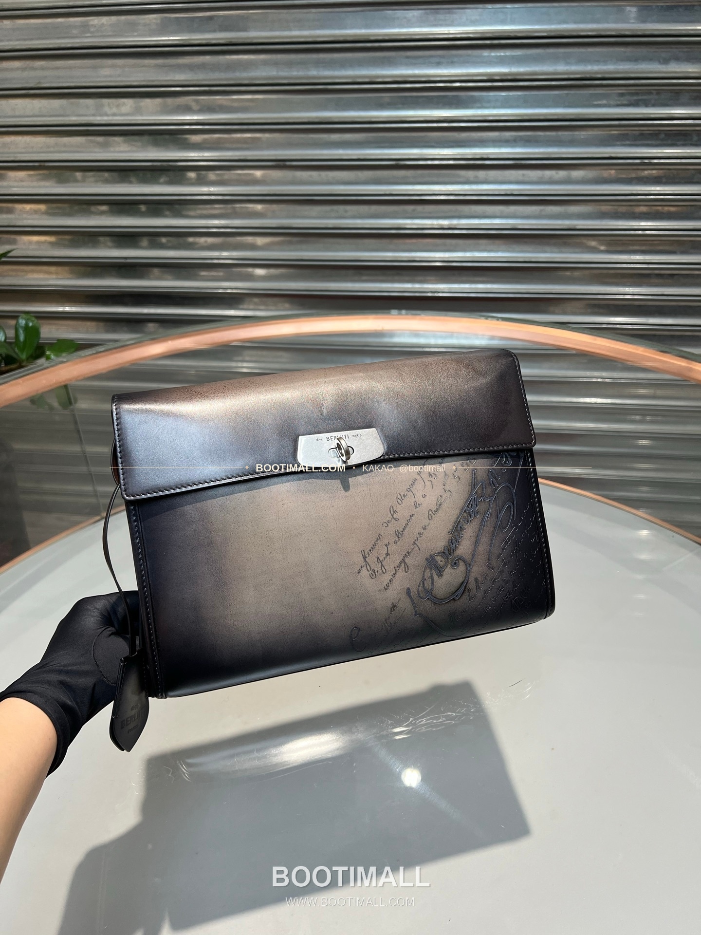 벨루티 파티나 카프스킨 수공 컬러링 스퀘어 크로스백 Berluti Patina Calfskin Hand Colored Square Crossbody Bag 30cm 3