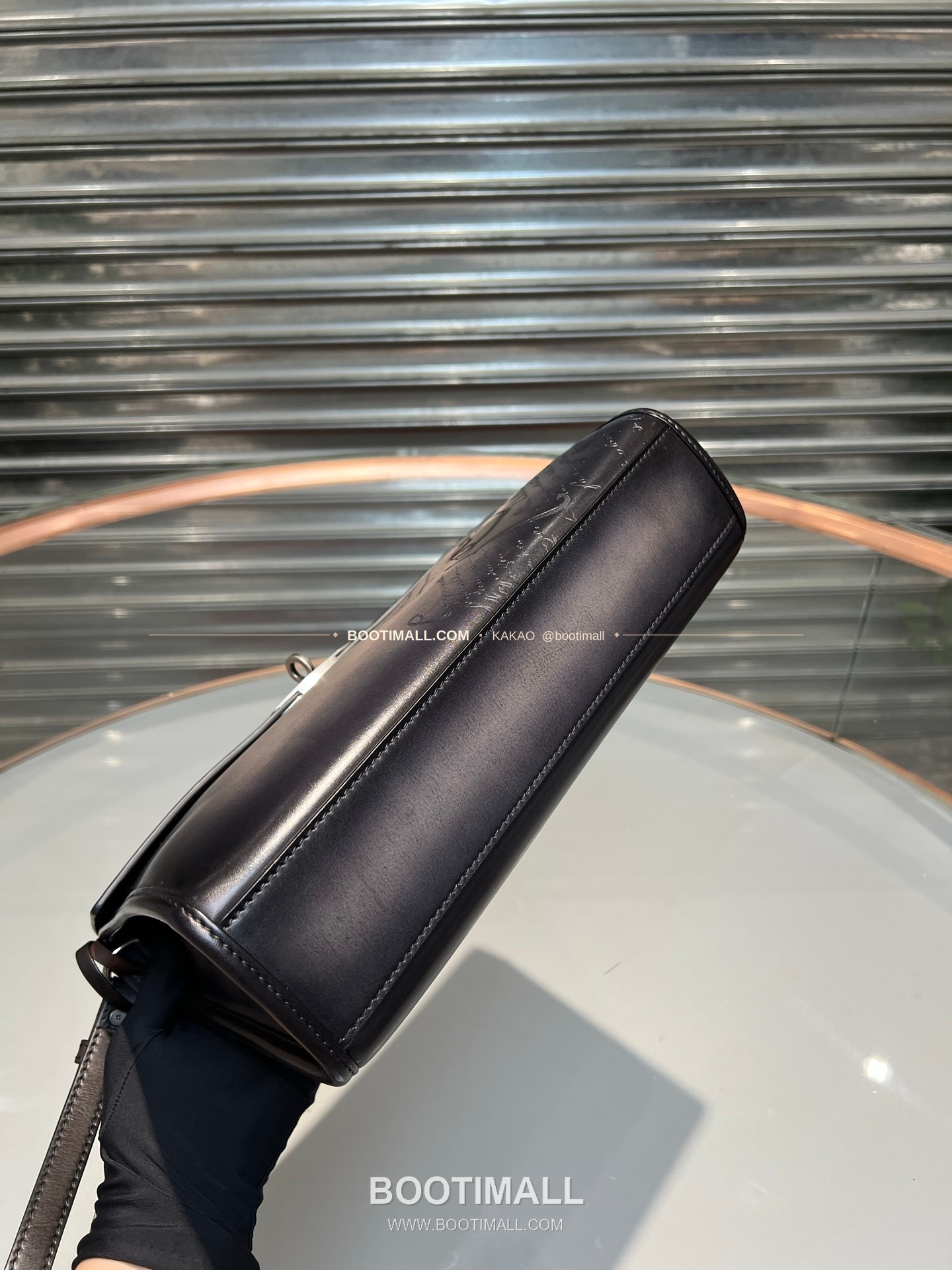 벨루티 파티나 카프스킨 수공 컬러링 스퀘어 크로스백 Berluti Patina Calfskin Hand Colored Square Crossbody Bag 30cm 7