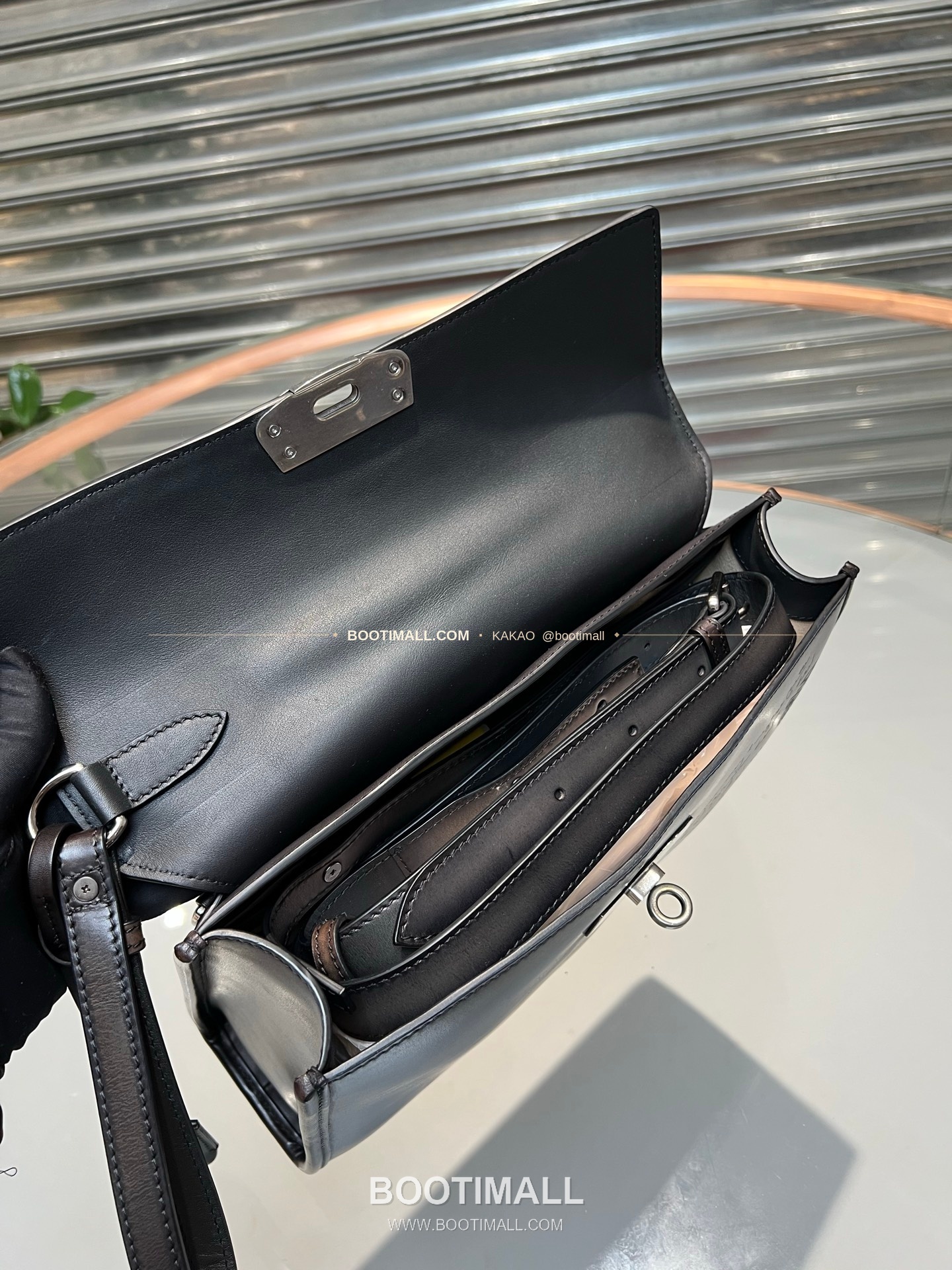 벨루티 파티나 카프스킨 수공 컬러링 스퀘어 크로스백 Berluti Patina Calfskin Hand Colored Square Crossbody Bag 30cm 9