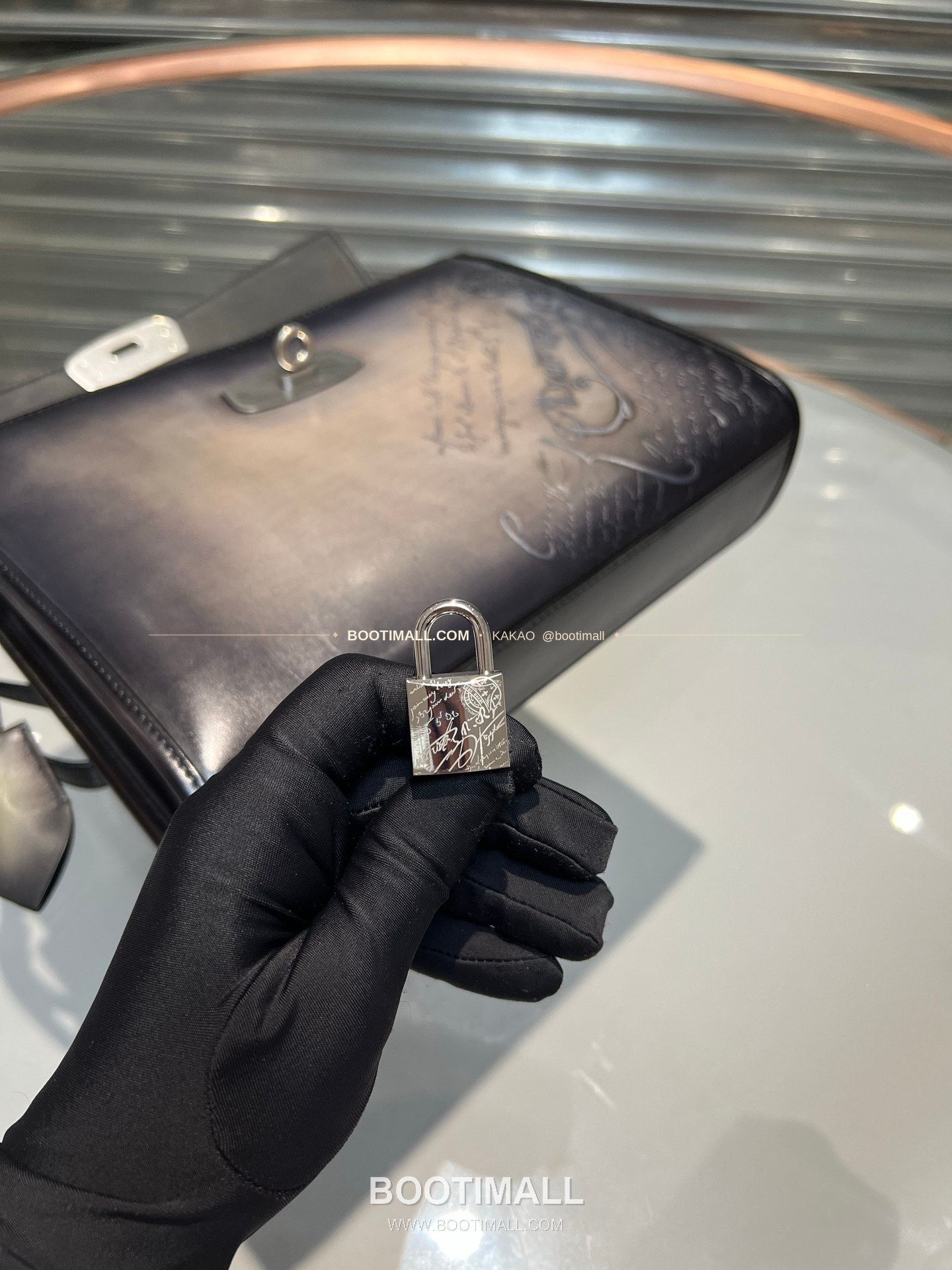 벨루티 파티나 카프스킨 수공 컬러링 스퀘어 크로스백 Berluti Patina Calfskin Hand Colored Square Crossbody Bag 30cm 12