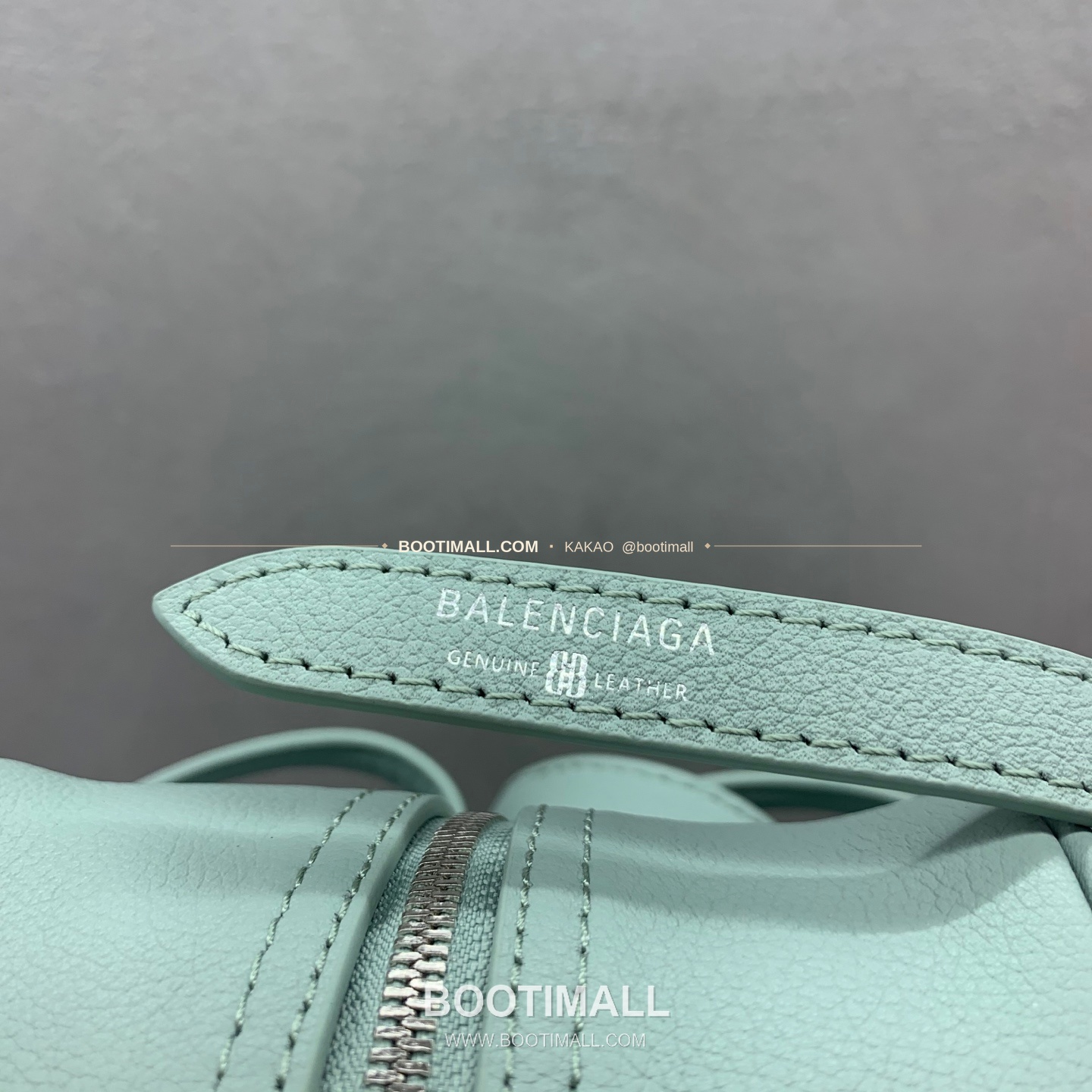 발렌시아가 캐리 볼링 스몰 레더 토트백 Balenciaga Carrie Bowling Small Leather Black Tote Bag 8329201180 33cm 10