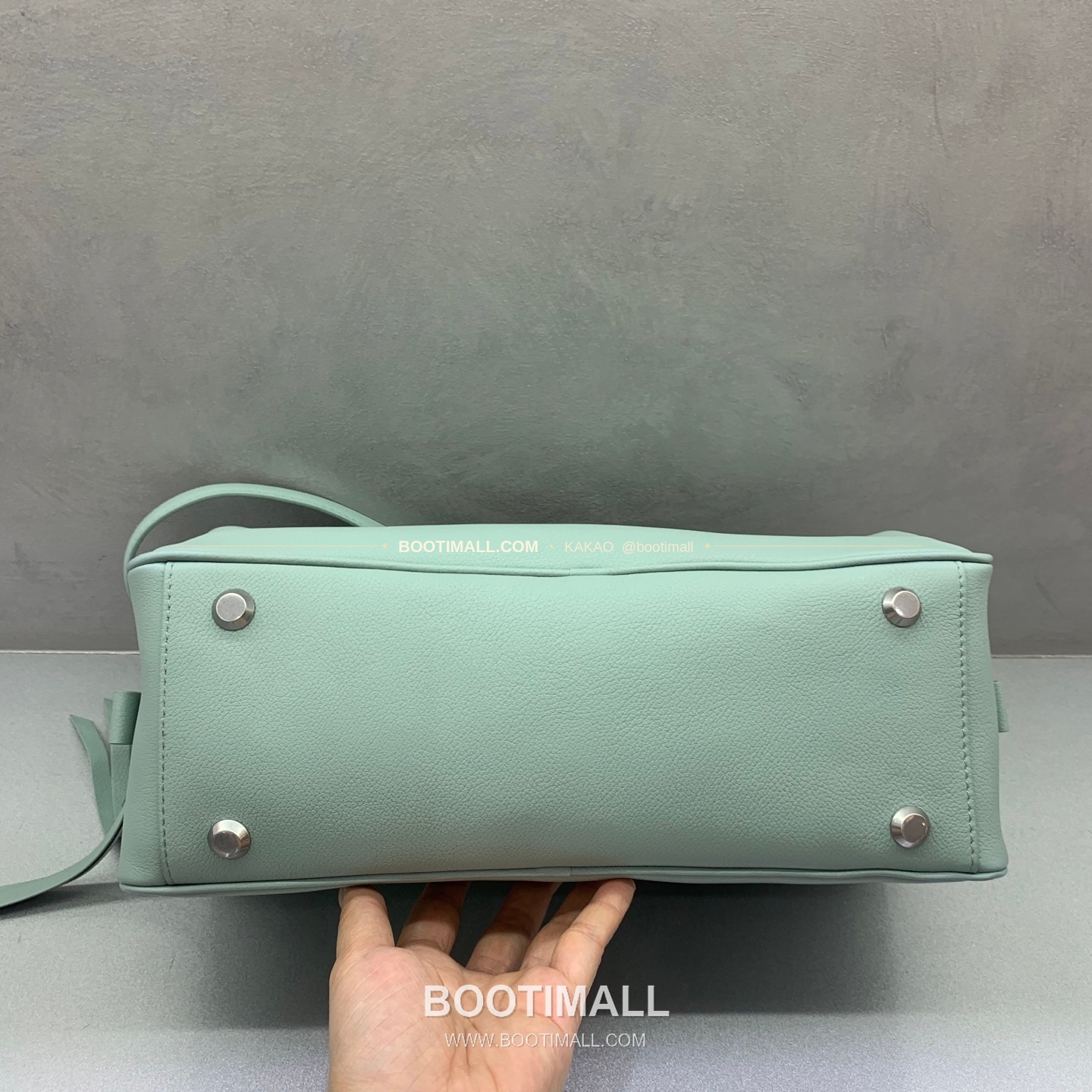 발렌시아가 캐리 볼링 스몰 레더 토트백 Balenciaga Carrie Bowling Small Leather Black Tote Bag 8329201180 33cm 11