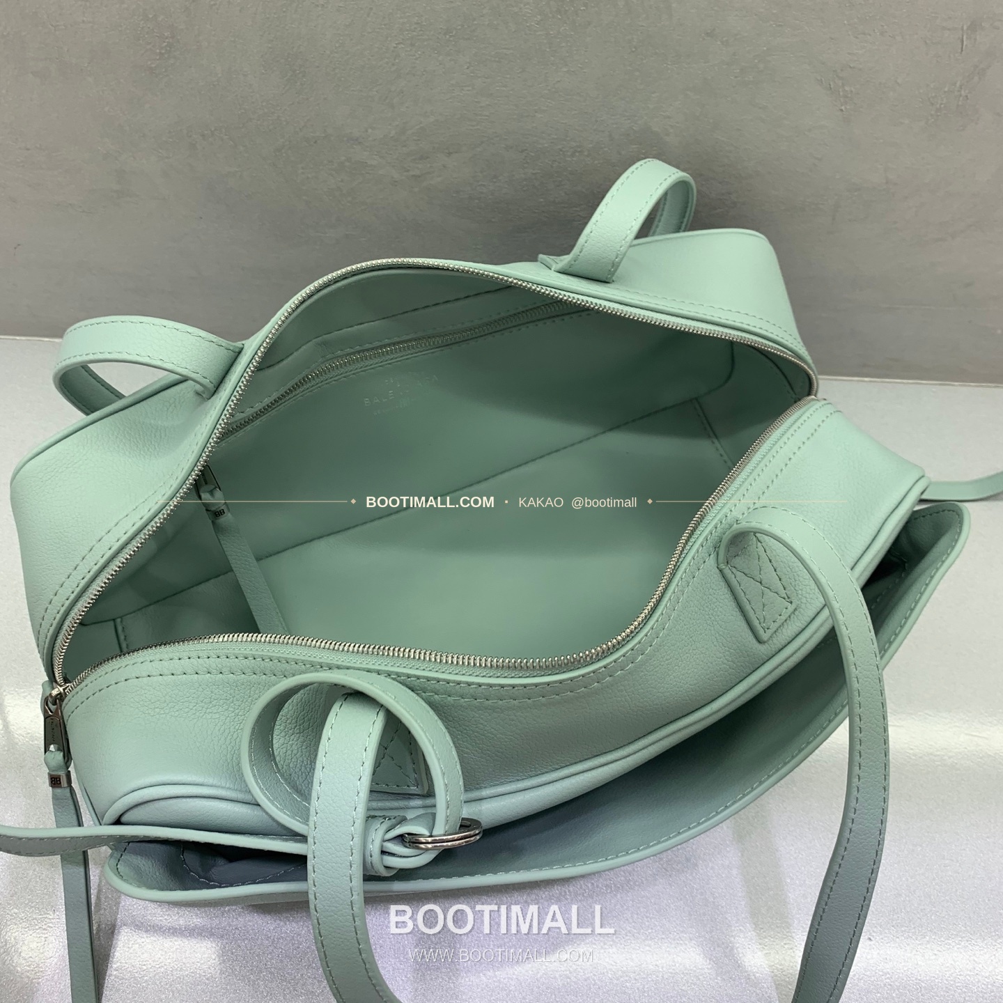 발렌시아가 캐리 볼링 스몰 레더 토트백 Balenciaga Carrie Bowling Small Leather Black Tote Bag 8329201180 33cm 13