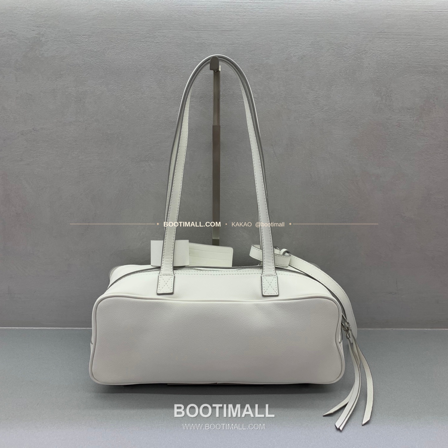 발렌시아가 캐리 볼링 스몰 레더 토트백 Balenciaga Carrie Bowling Small Leather Black Tote Bag 8329201180 33cm 5