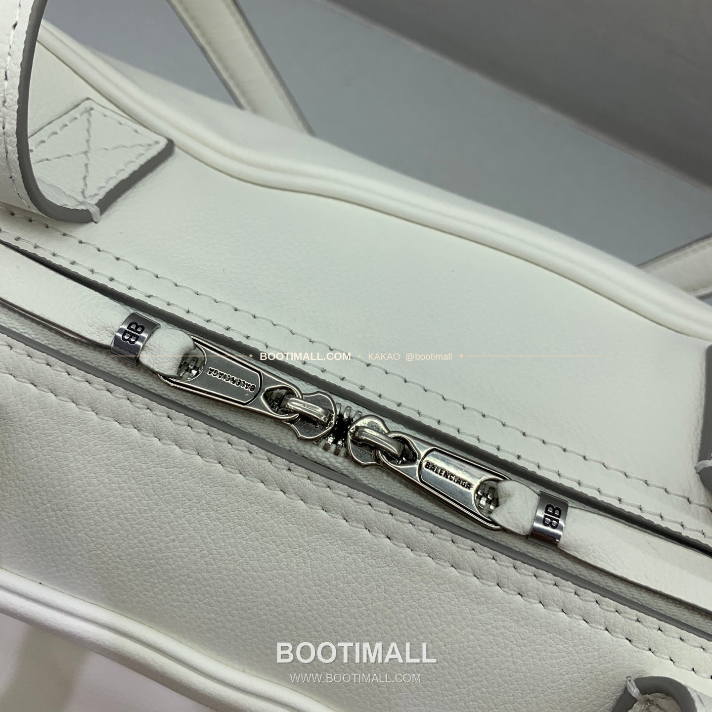 발렌시아가 캐리 볼링 스몰 레더 토트백 Balenciaga Carrie Bowling Small Leather Black Tote Bag 8329201180 33cm 9