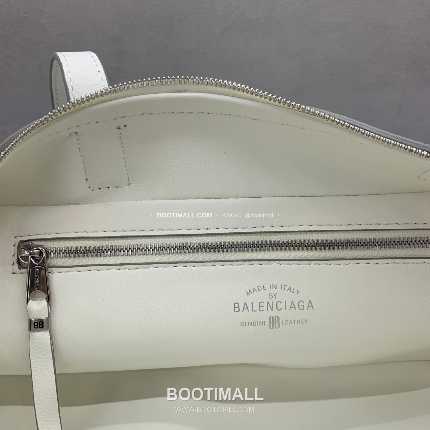 발렌시아가 캐리 볼링 스몰 레더 토트백 Balenciaga Carrie Bowling Small Leather Black Tote Bag 8329201180 33cm 10