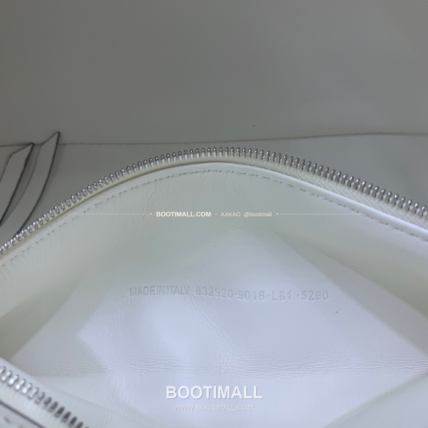 발렌시아가 캐리 볼링 스몰 레더 토트백 Balenciaga Carrie Bowling Small Leather Black Tote Bag 8329201180 33cm 11