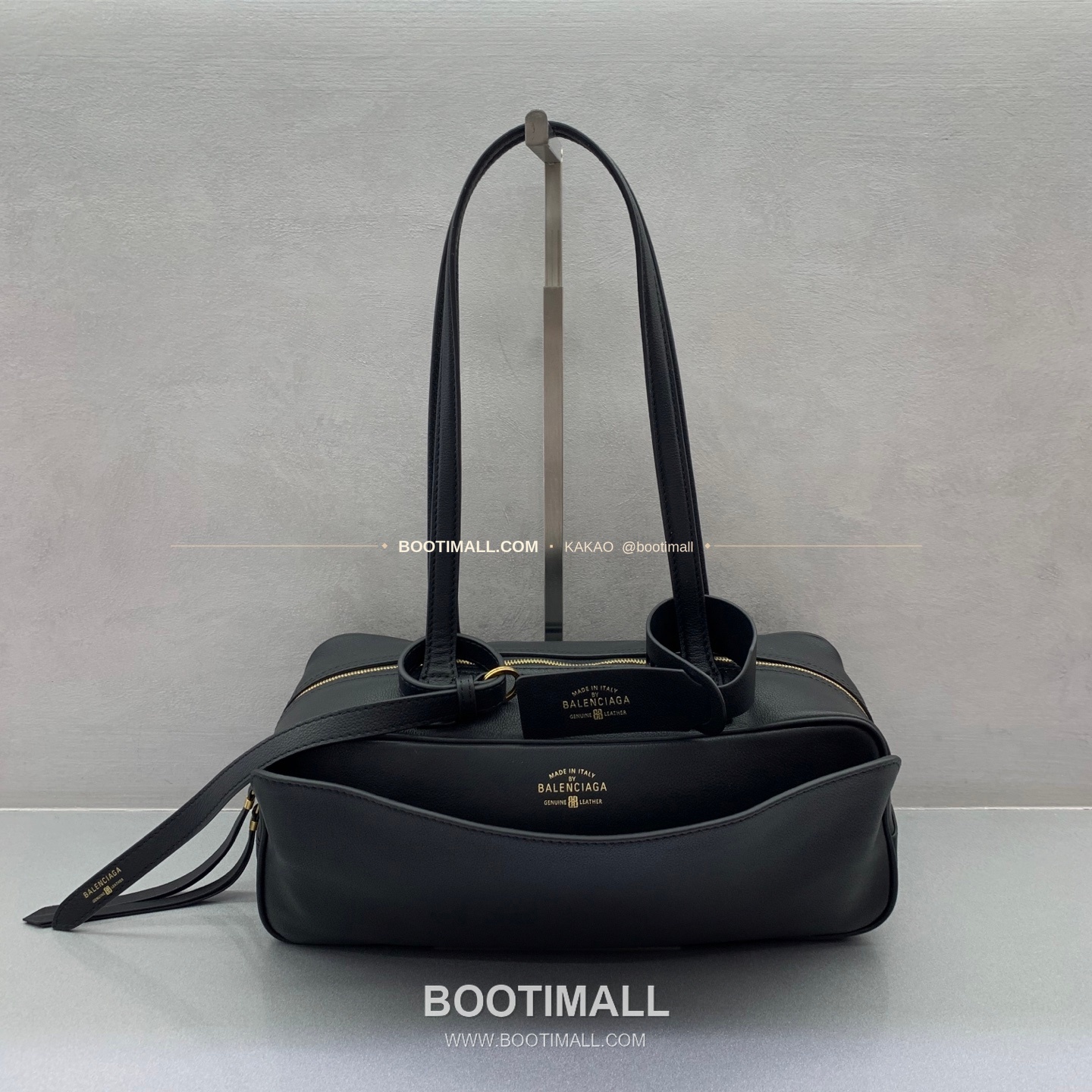 발렌시아가 캐리 볼링 스몰 레더 토트백 Balenciaga Carrie Bowling Small Leather Black Tote Bag 8329201180 33cm 1