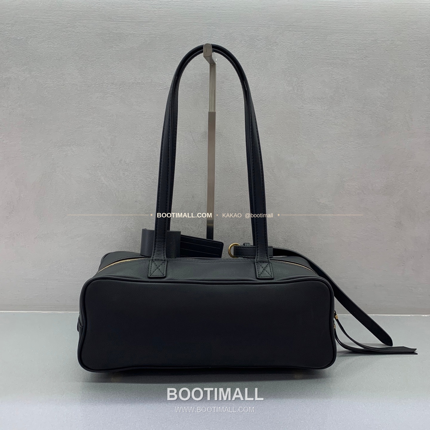 발렌시아가 캐리 볼링 스몰 레더 토트백 Balenciaga Carrie Bowling Small Leather Black Tote Bag 8329201180 33cm 2