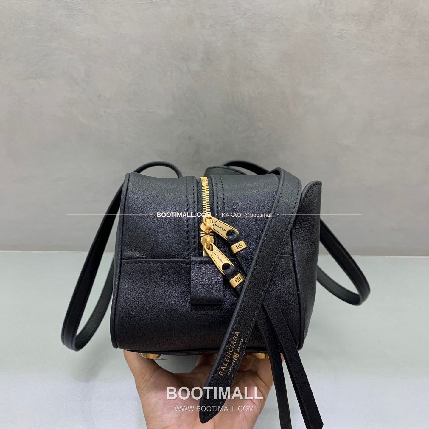 발렌시아가 캐리 볼링 스몰 레더 토트백 Balenciaga Carrie Bowling Small Leather Black Tote Bag 8329201180 33cm 3