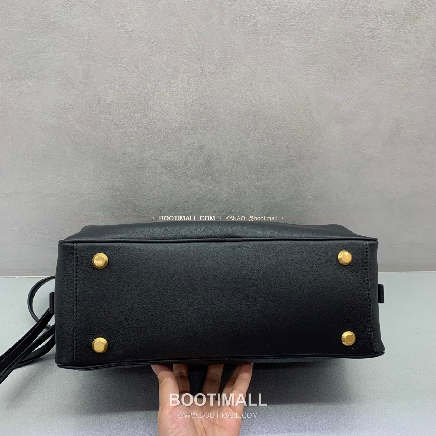 발렌시아가 캐리 볼링 스몰 레더 토트백 Balenciaga Carrie Bowling Small Leather Black Tote Bag 8329201180 33cm 5