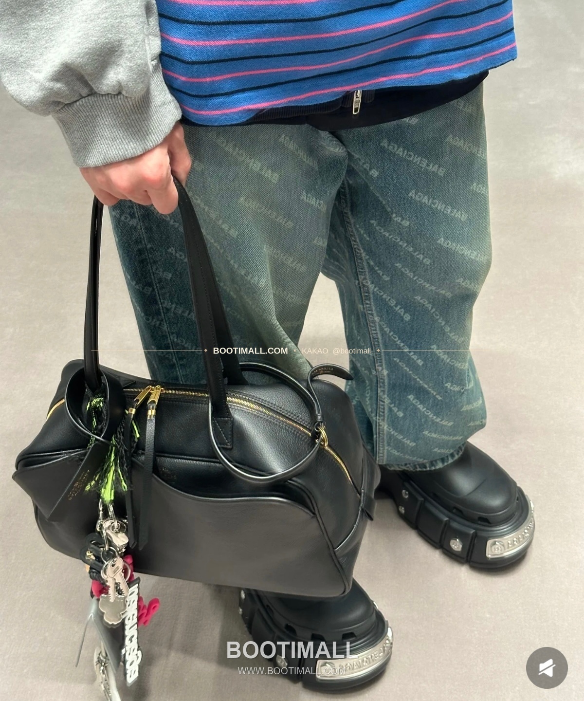 발렌시아가 캐리 볼링 스몰 레더 토트백 Balenciaga Carrie Bowling Small Leather Black Tote Bag 8329201180 33cm 11