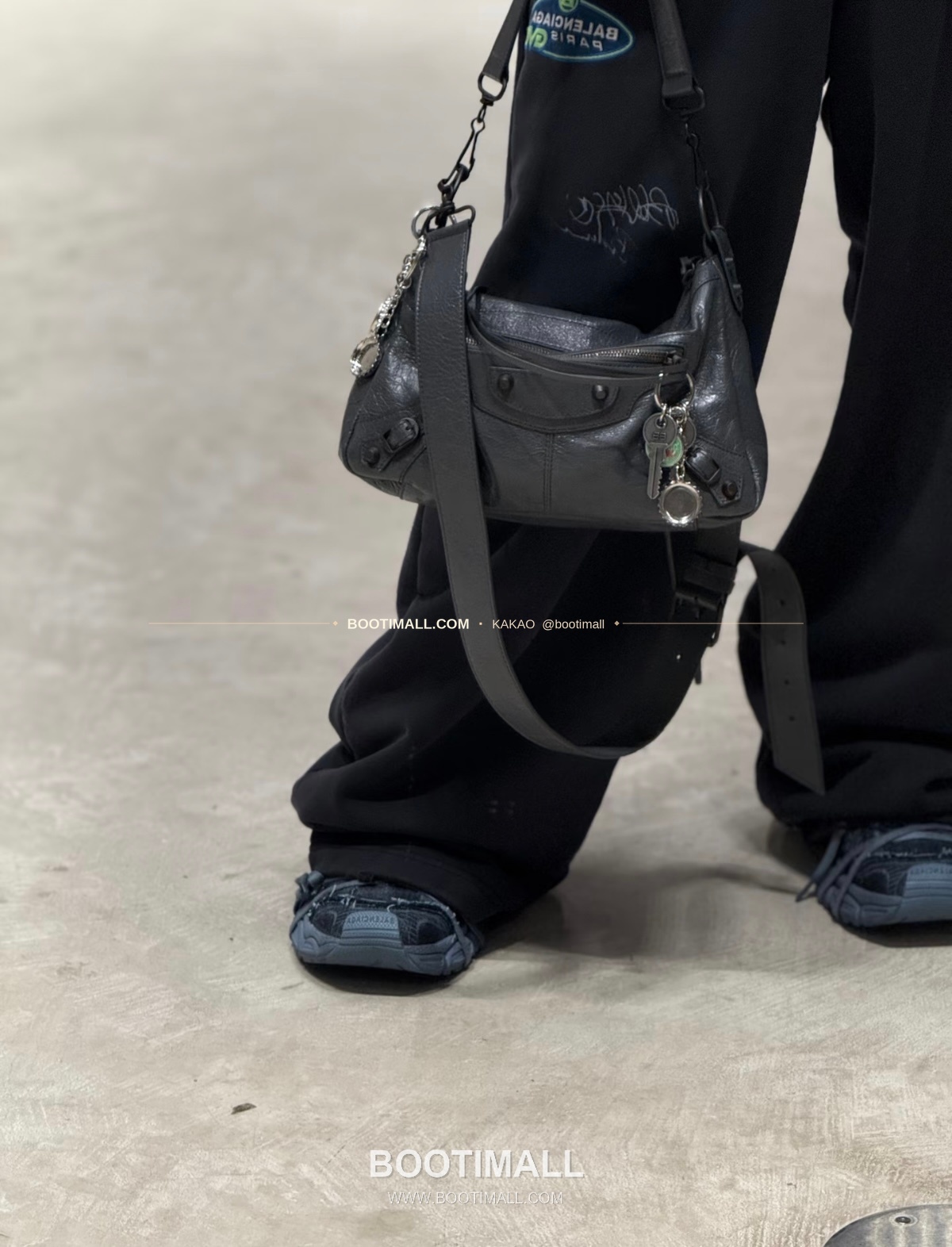 발렌시아가 시티 모토 스몰 레더 블랙 크로스백 Balenciaga City Moto Small Leather Black Crossbody Bag 846188980 29cm 2