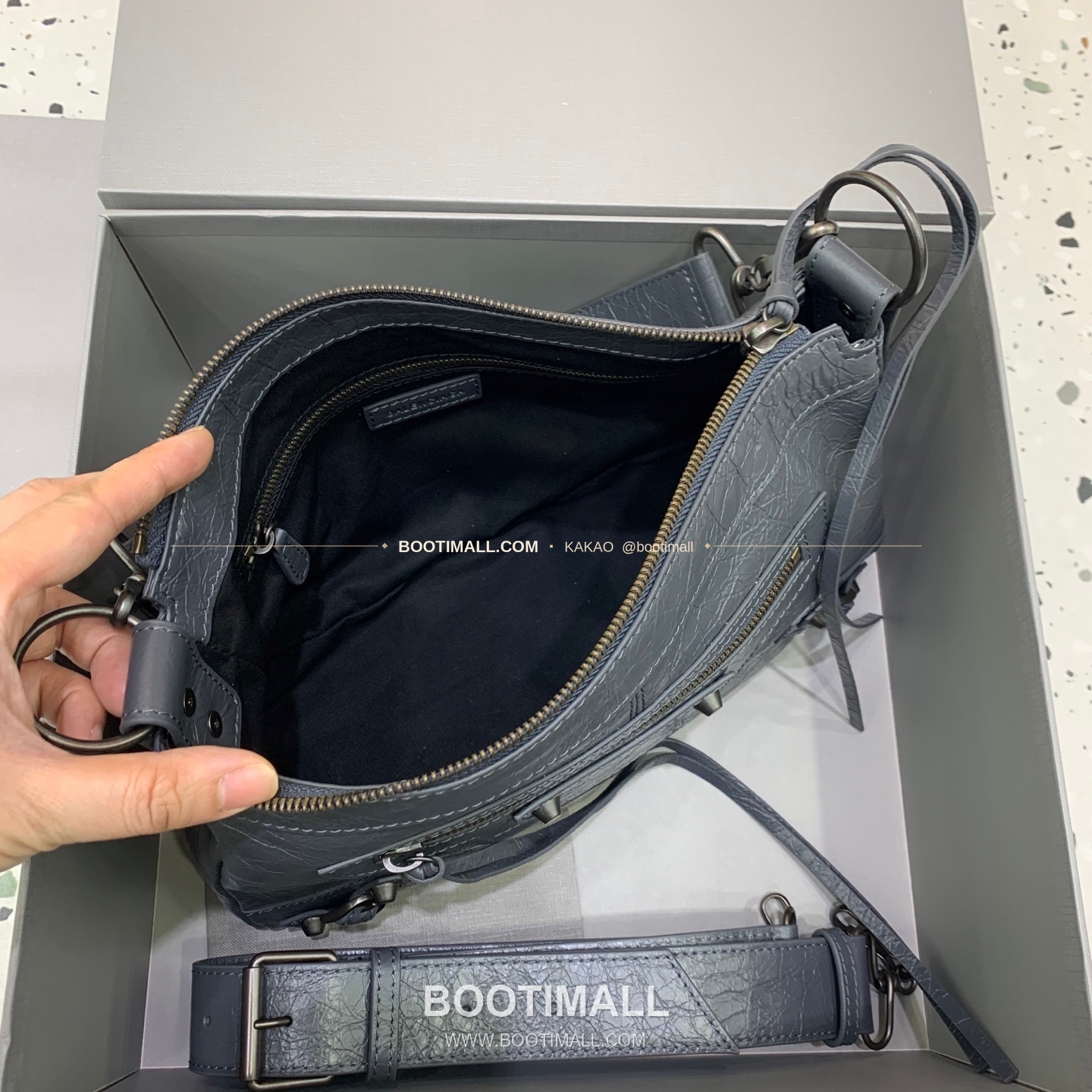 발렌시아가 시티 모토 스몰 레더 블랙 크로스백 Balenciaga City Moto Small Leather Black Crossbody Bag 846188980 29cm 11