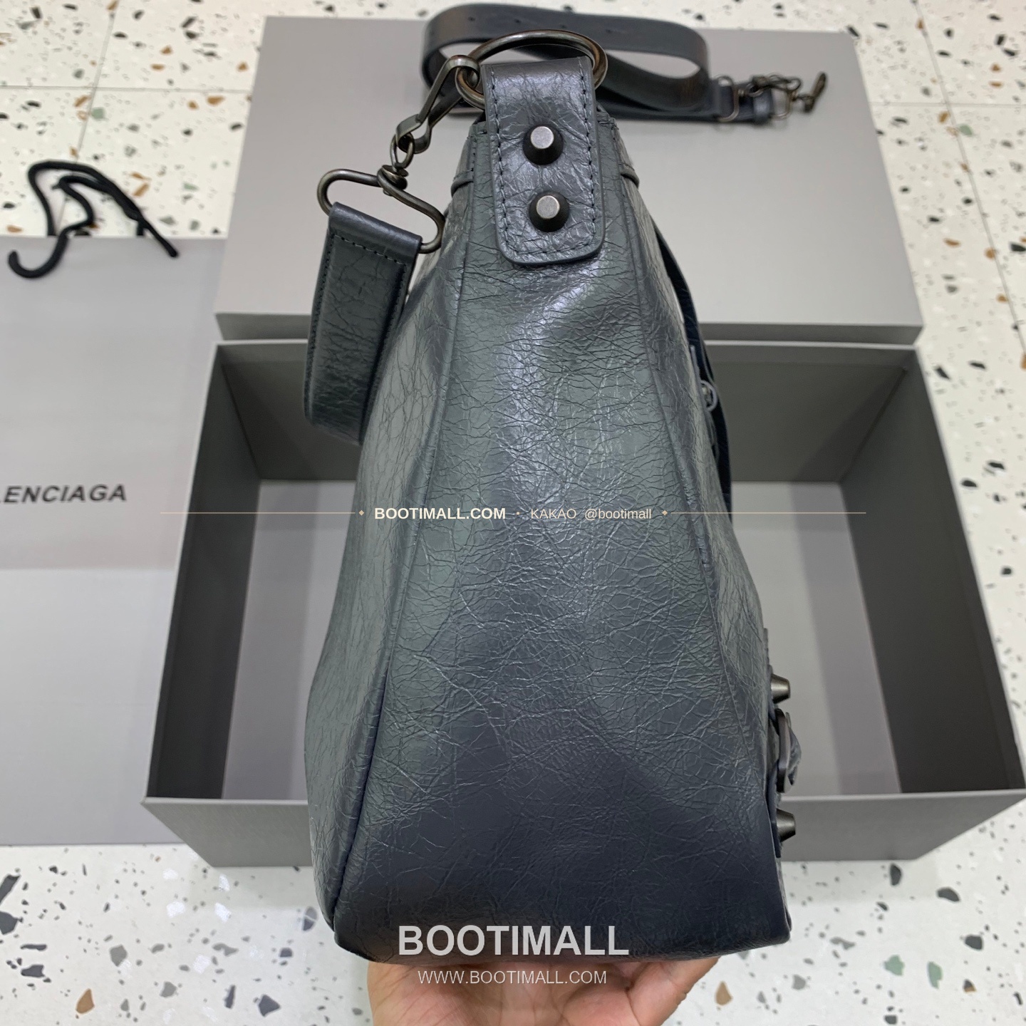 발렌시아가 시티 모토 라지 레더 블랙 크로스백 Balenciaga City Moto Large Leather Black Crossbody Bag 8461881080 38cm 3