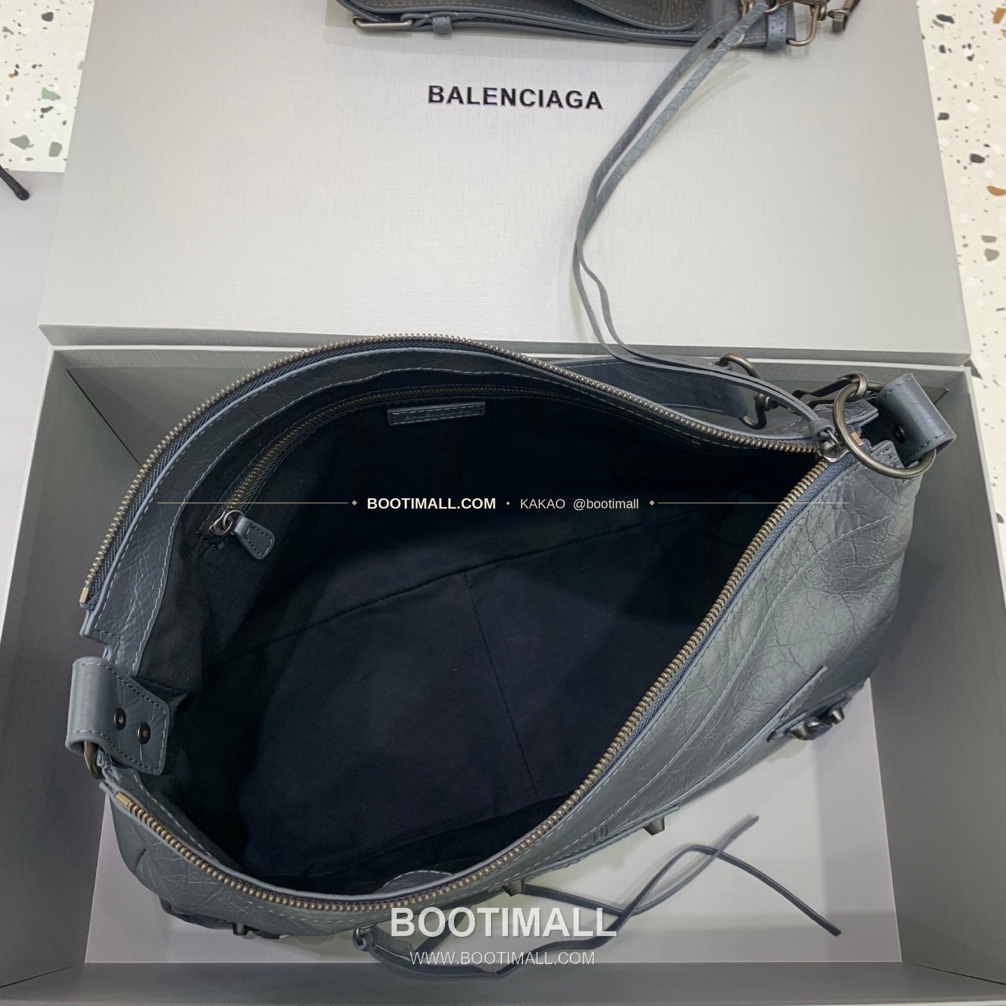 발렌시아가 시티 모토 라지 레더 블랙 크로스백 Balenciaga City Moto Large Leather Black Crossbody Bag 8461881080 38cm 7