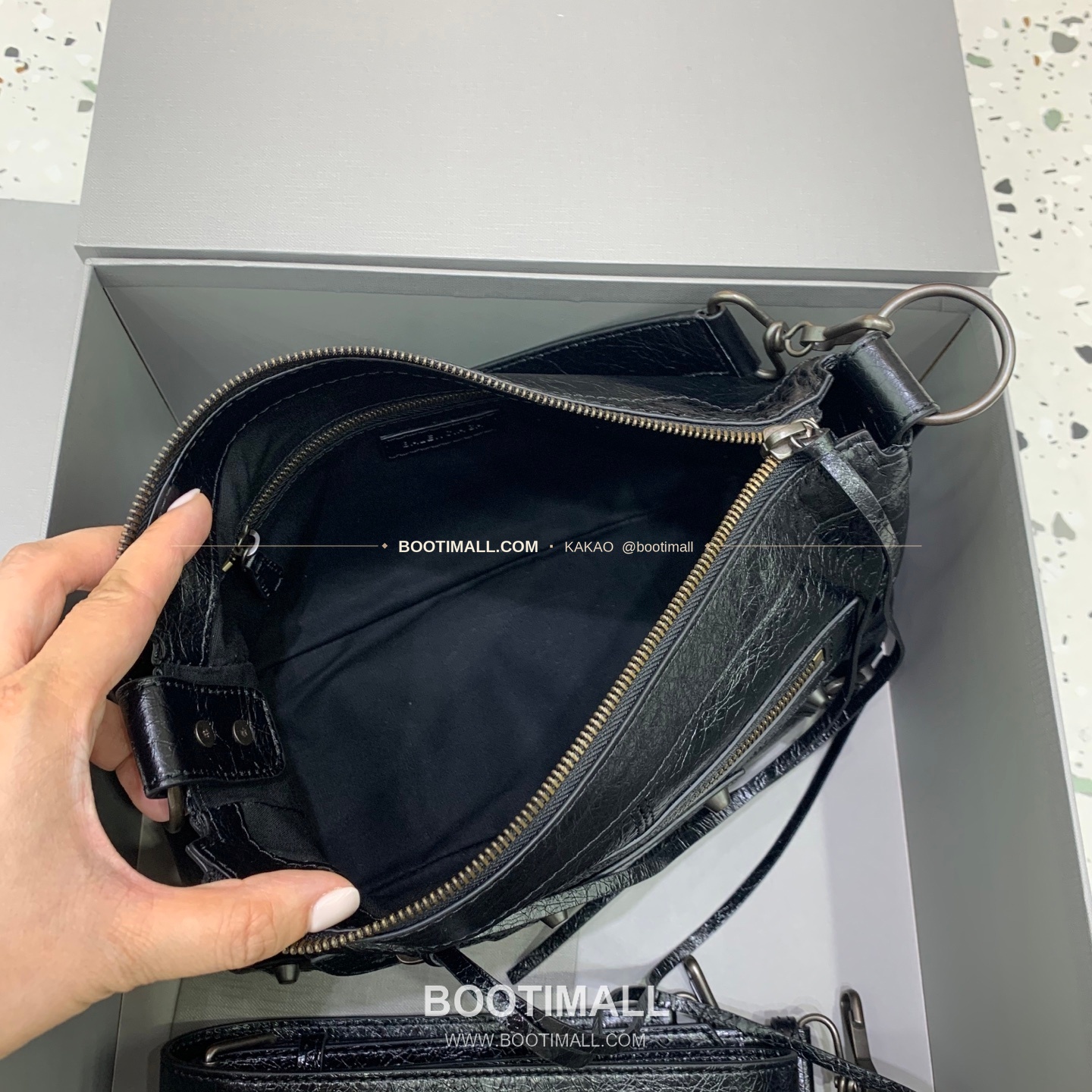 발렌시아가 시티 모토 스몰 레더 블랙 크로스백 Balenciaga City Moto Small Leather Black Crossbody Bag 846188980 29cm 7