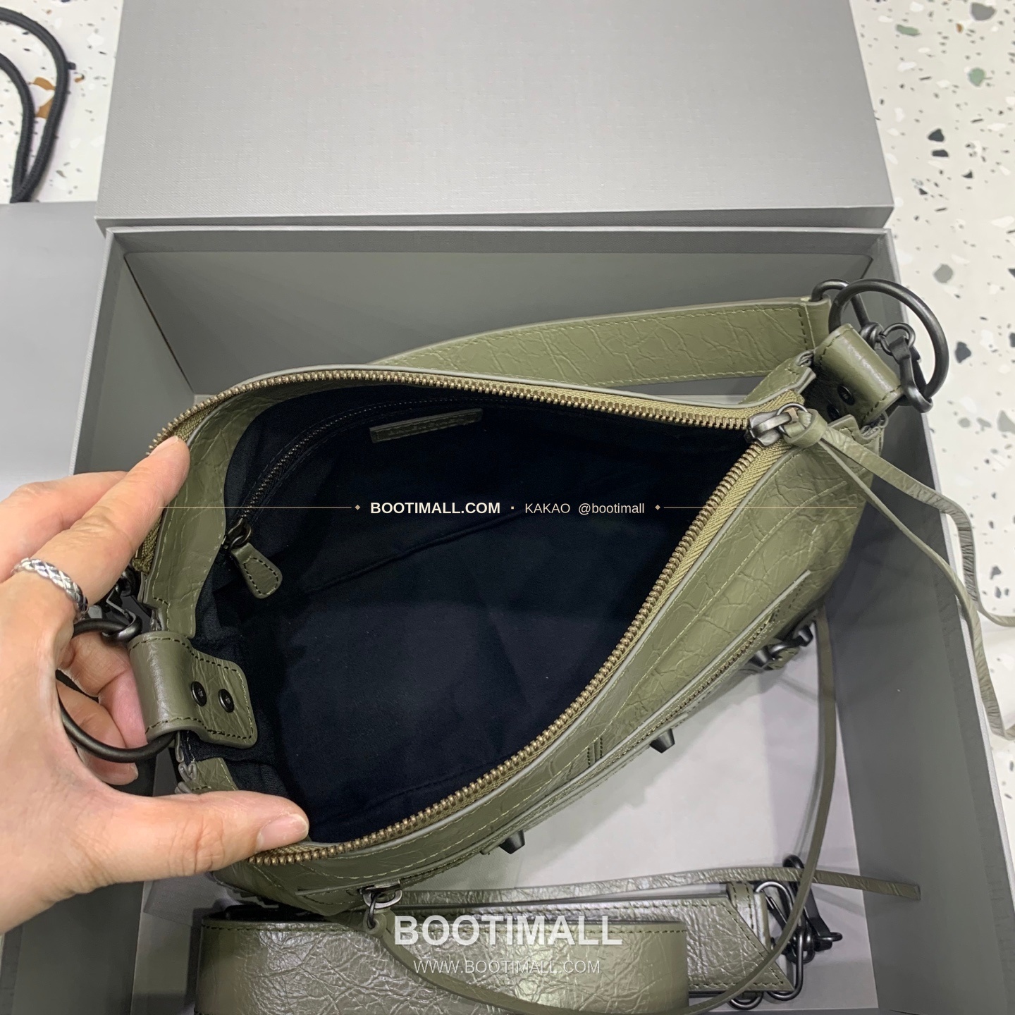 발렌시아가 시티 모토 스몰 레더 블랙 크로스백 Balenciaga City Moto Small Leather Black Crossbody Bag 846188980 29cm 6