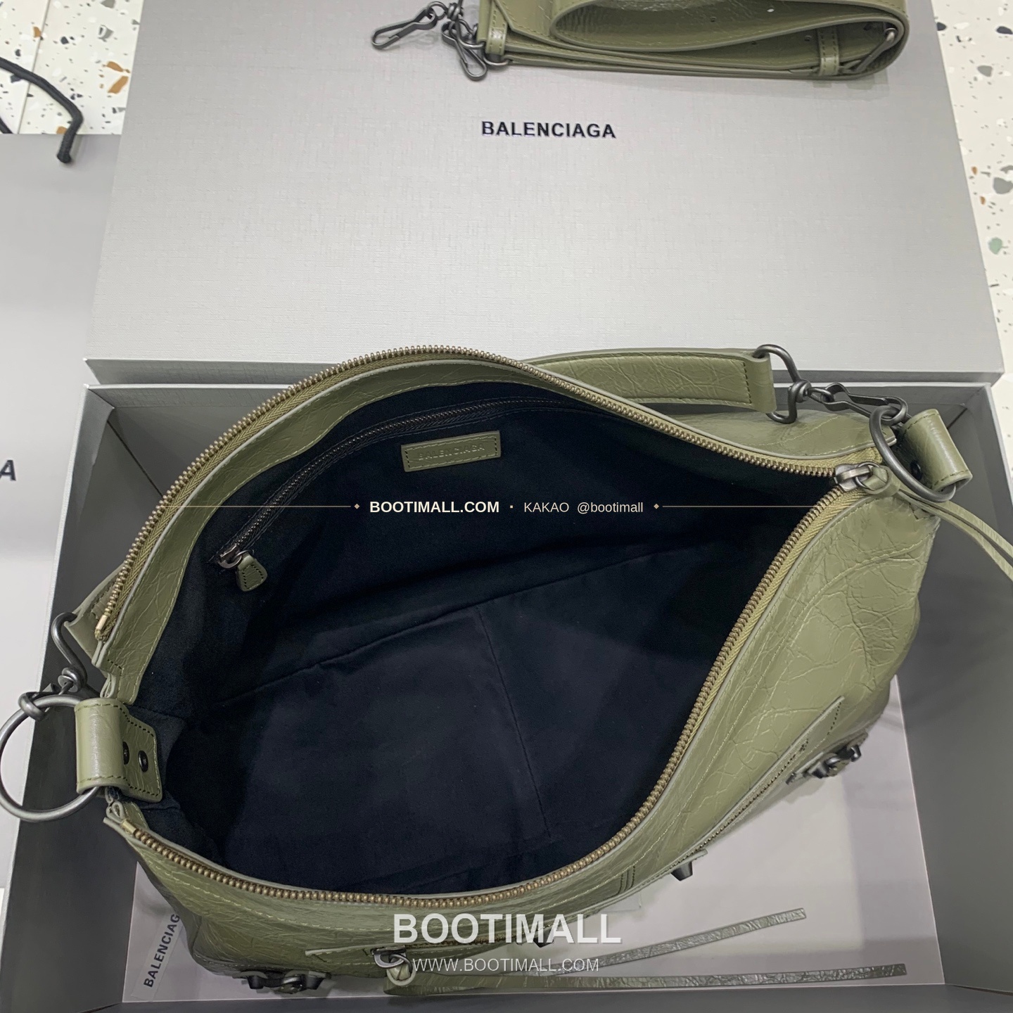 발렌시아가 시티 모토 라지 레더 블랙 크로스백 Balenciaga City Moto Large Leather Black Crossbody Bag 8461881080 38cm 7