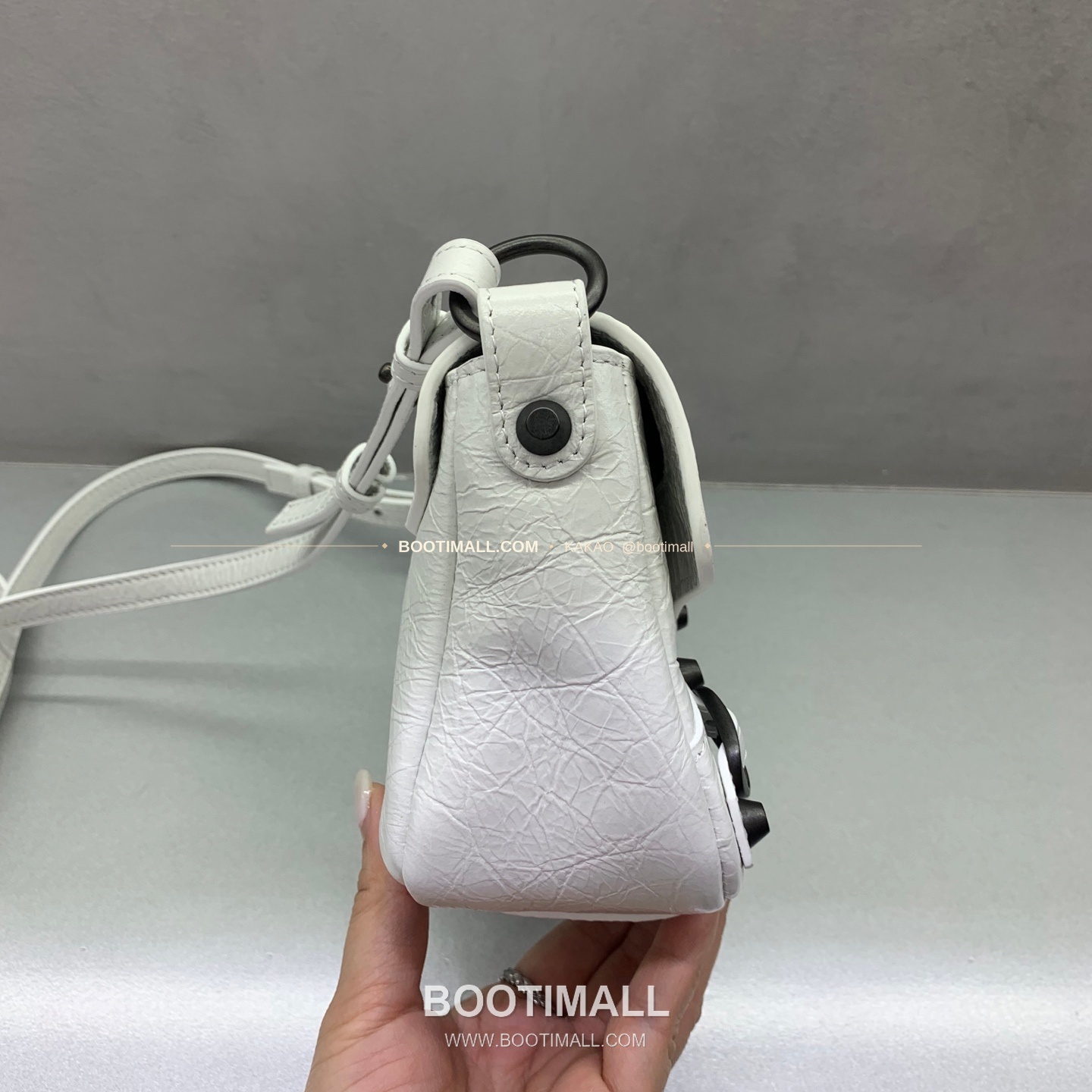 발렌시아가 르 시티 미니 크랙 레더 화이트 숄더 크로스백 Balenciaga Le City Mini Crack Leather White Shoulder Crossbody Bag 8100# 20cm 3