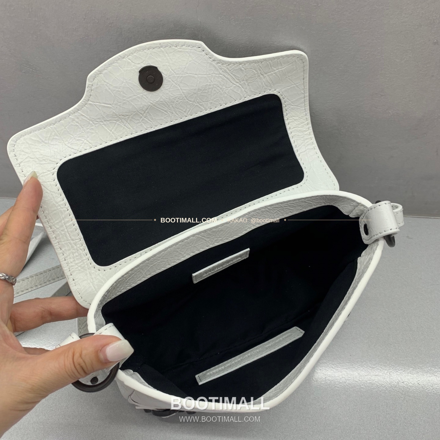 발렌시아가 르 시티 미니 크랙 레더 화이트 숄더 크로스백 Balenciaga Le City Mini Crack Leather White Shoulder Crossbody Bag 8100# 20cm 6