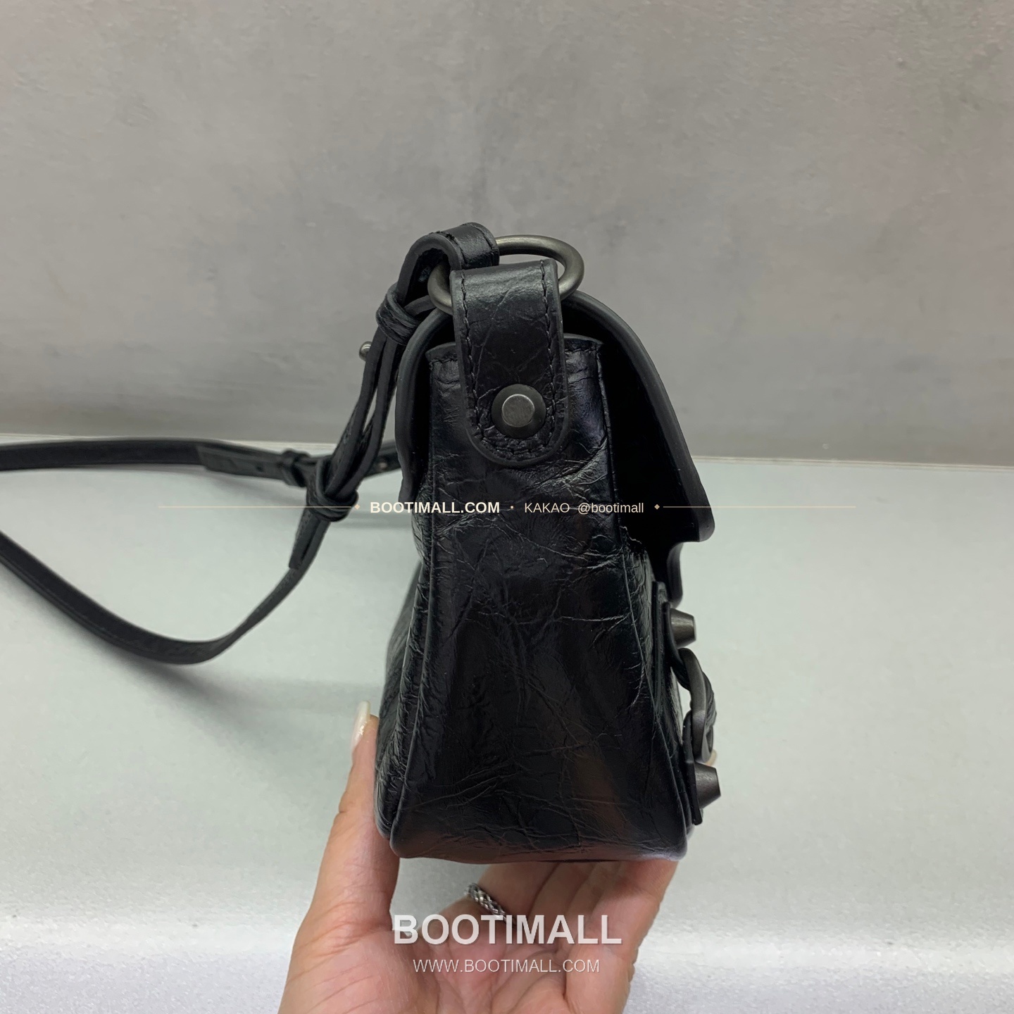 발렌시아가 르 시티 미니 크랙 레더 화이트 숄더 크로스백 Balenciaga Le City Mini Crack Leather White Shoulder Crossbody Bag 8100# 20cm 3